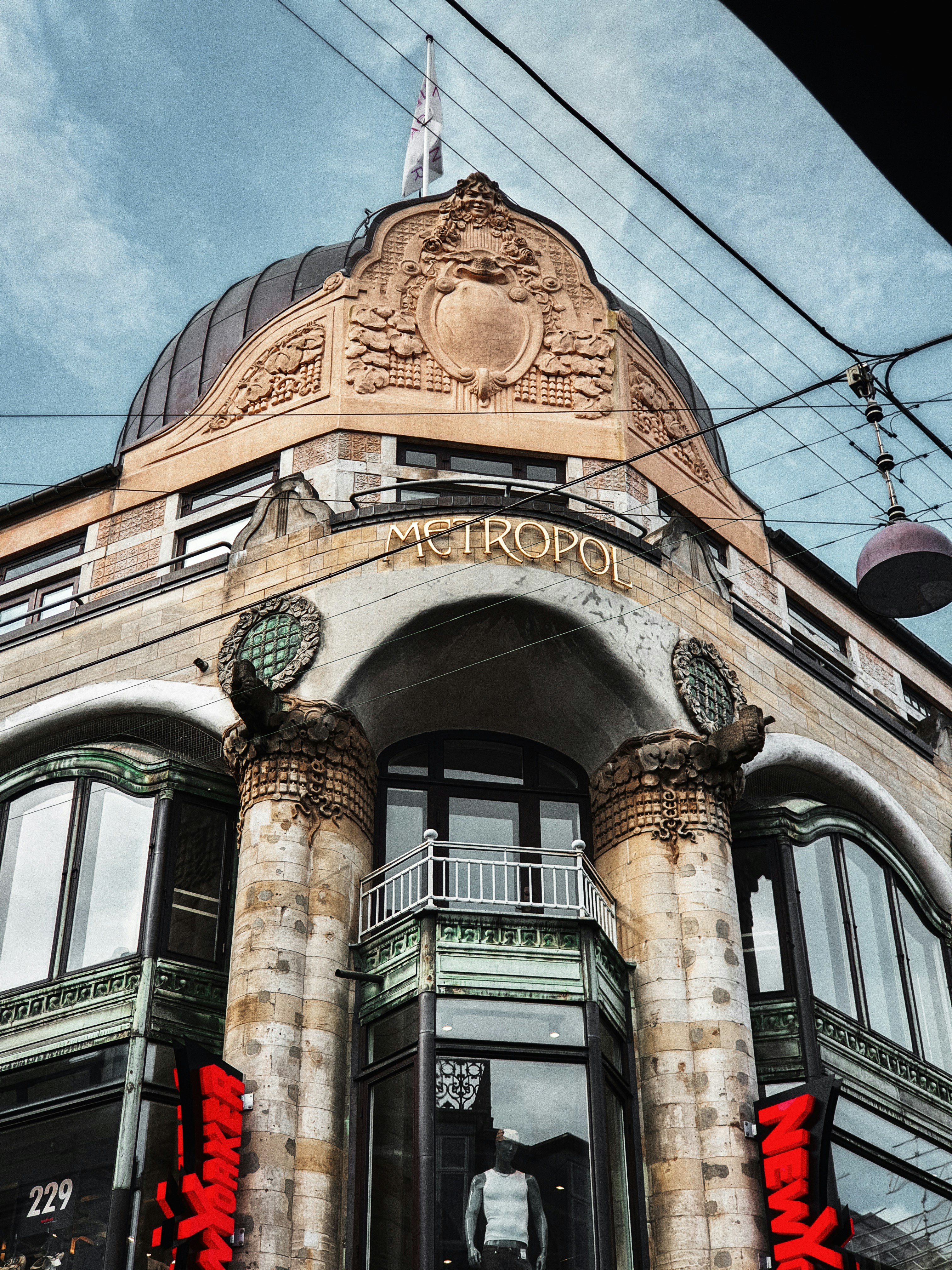 華やかな建築のディテールを備えた歴史的なメトロポールビル。