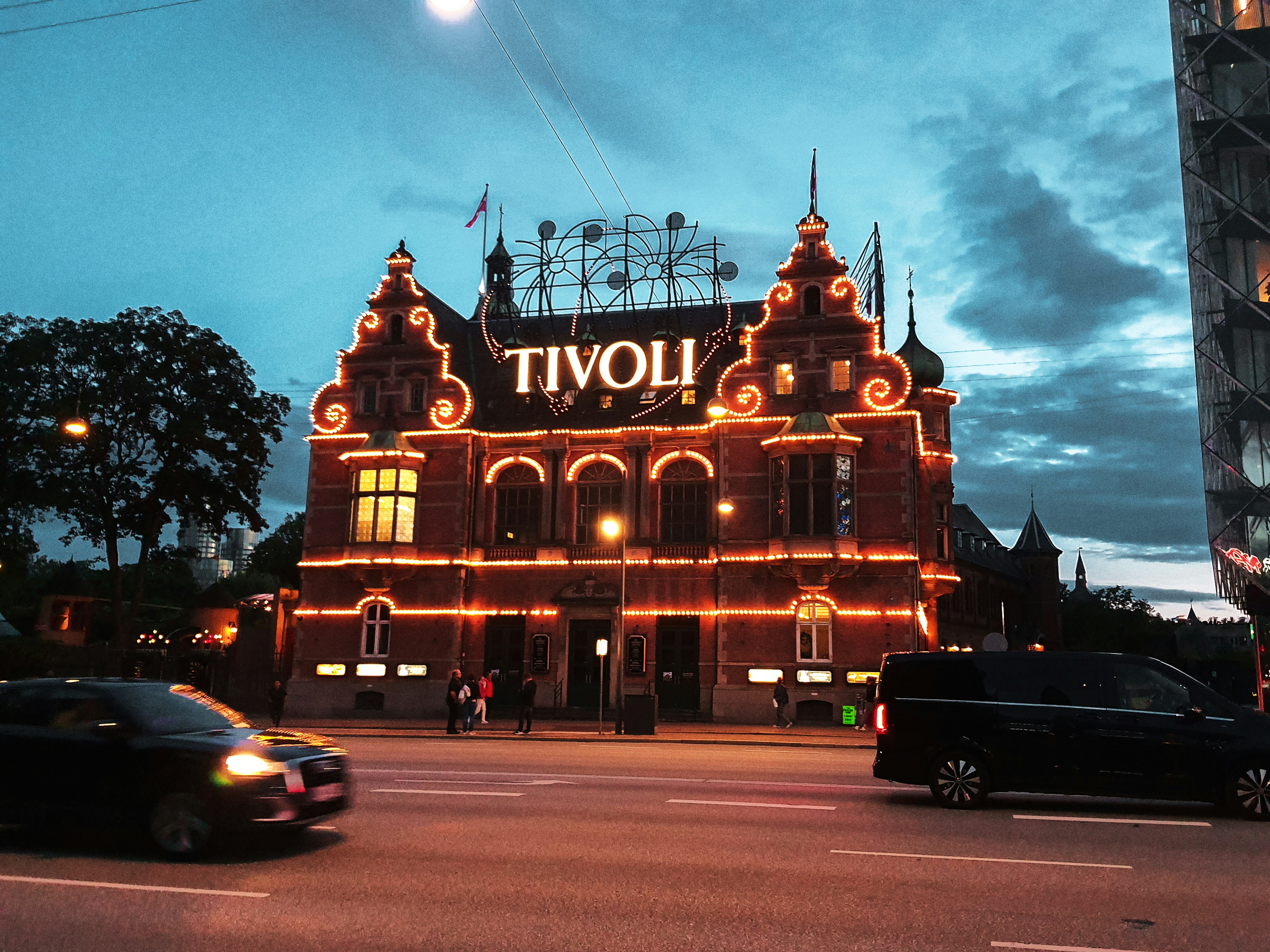 Gedung Tivoli diterangi dengan lampu saat senja