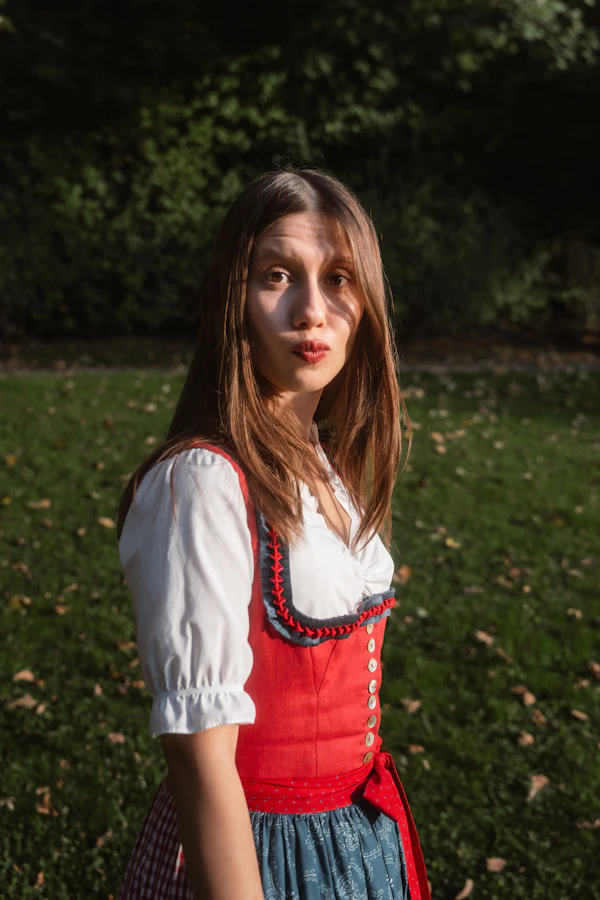 Frau in Dirndl beim Oktoberfest