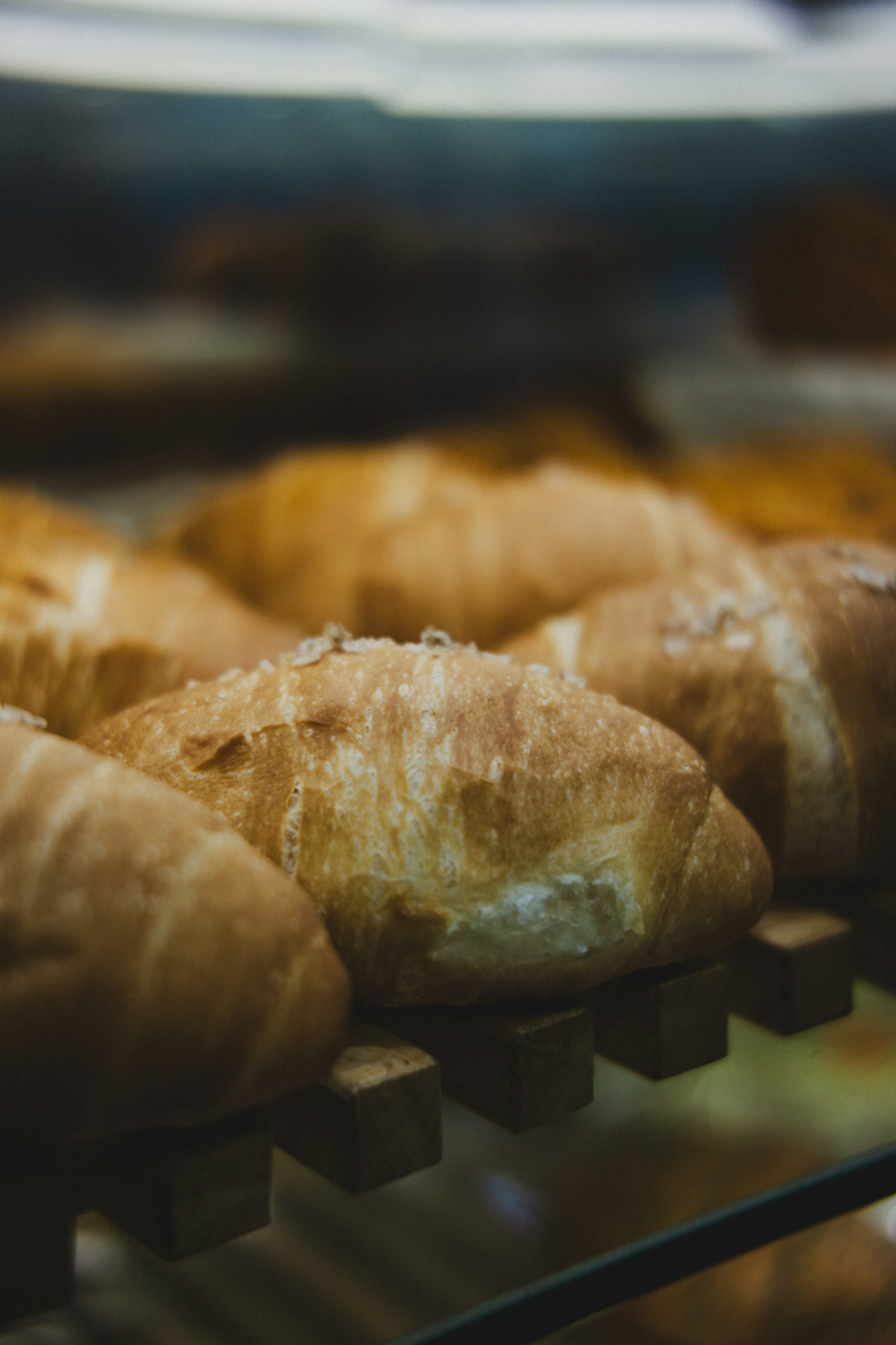 Croissants fraîchement cuits sur une grille en bois