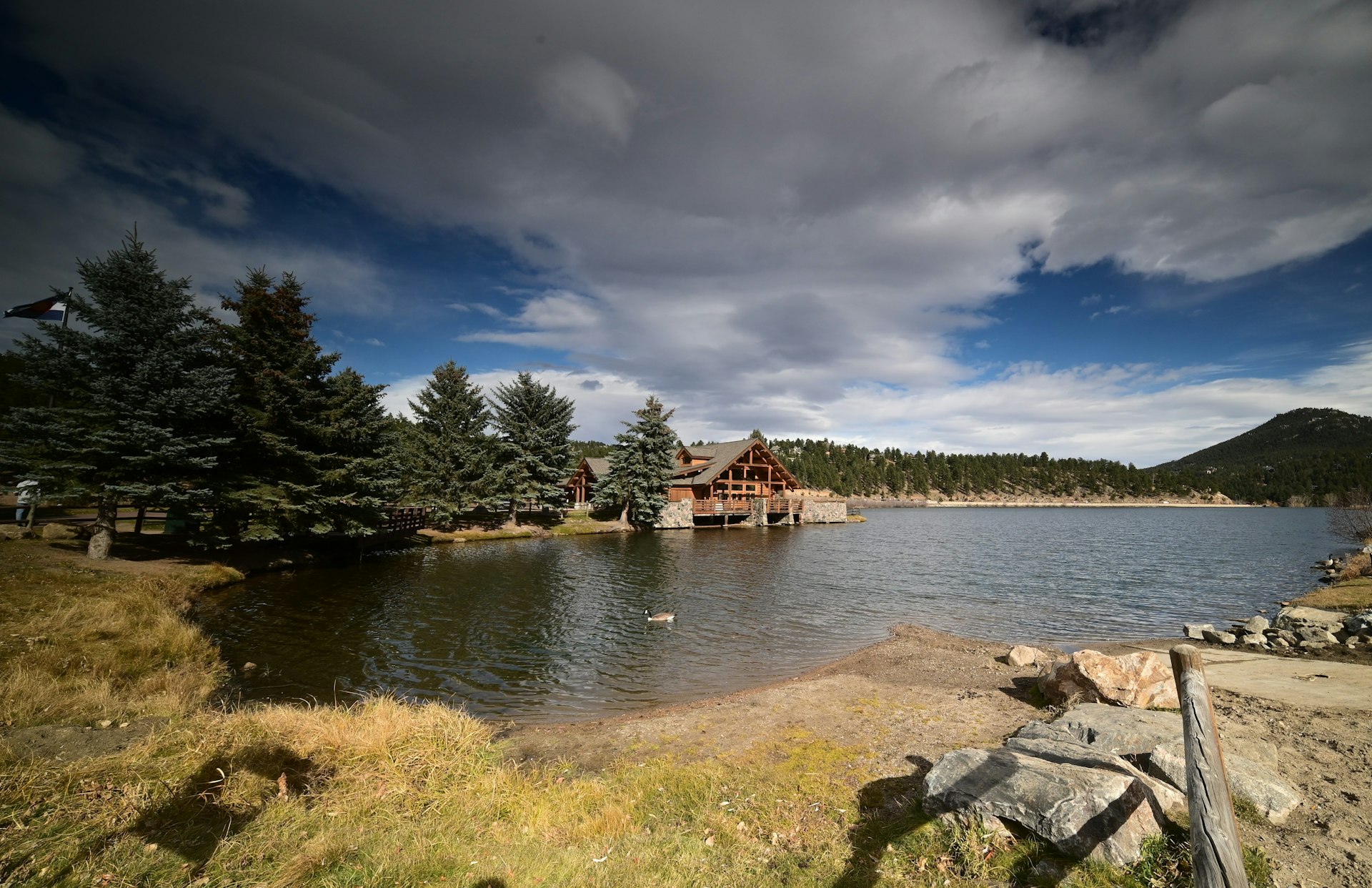 Leśny domek z bali nad brzegiem jeziora
