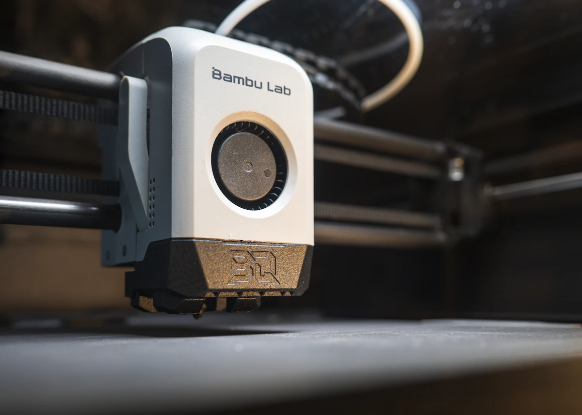 Impresora 3D moderna representando el crecimiento de Bambu Lab