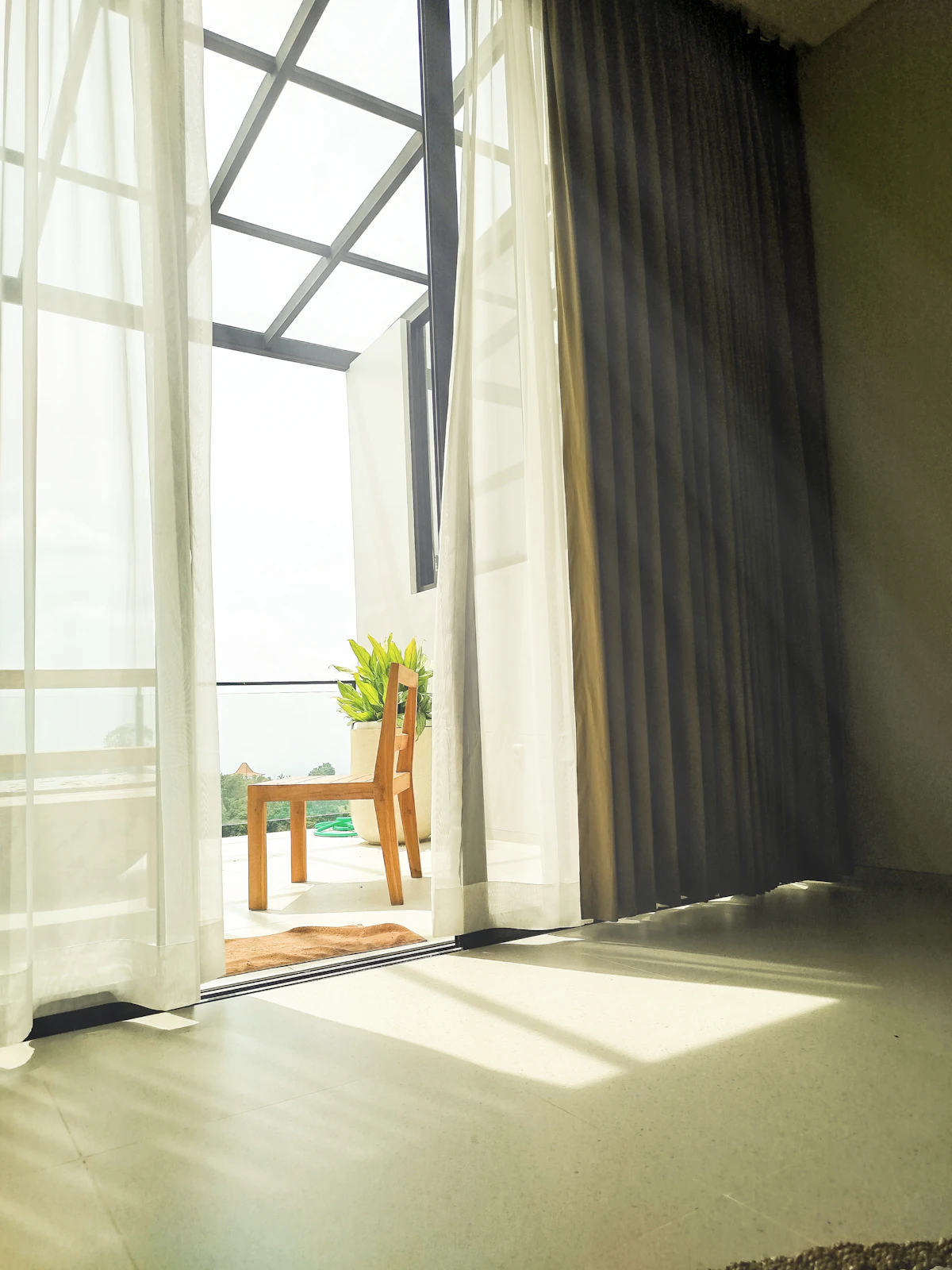 Daglicht en frisse lucht bij een open raam in huis