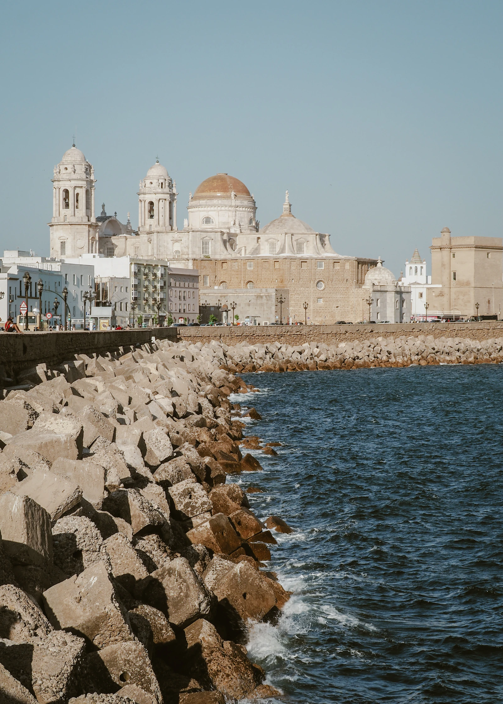 Vista panorámica de Cádiz junto al océano Atlántico