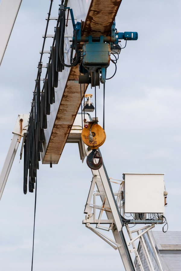 Estructura de grúa industrial en planta, parte de la generación de leads para empresa de servicio de grúas industriales