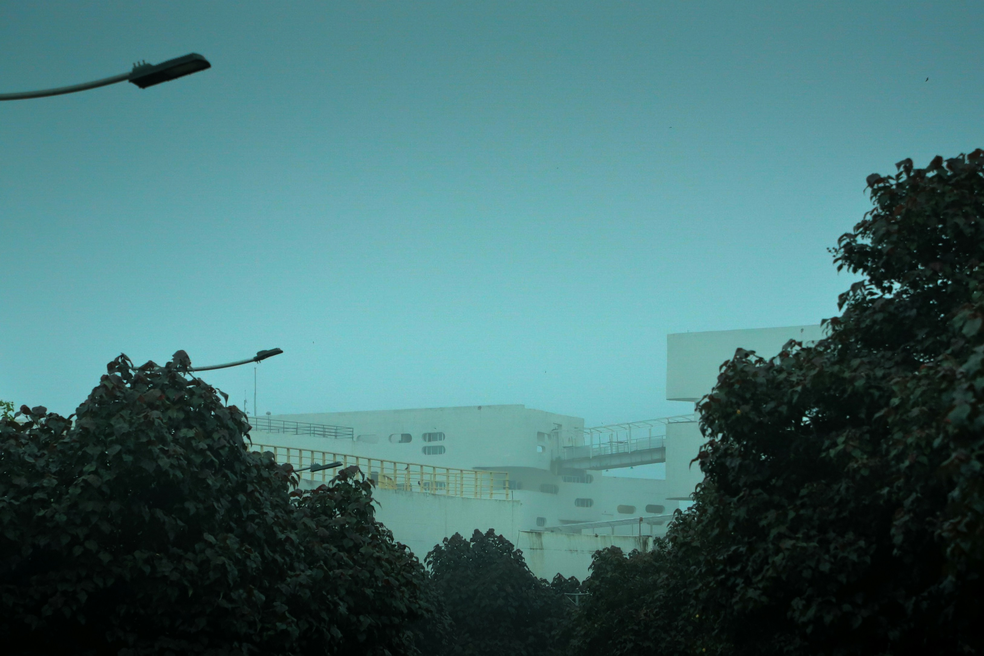 भारतीय सेना के जवान राजौरी के पहाड़ी इलाके में गश्त करते हुए, पृष्ठभूमि में कोहरे और घने जंगल का दृश्य