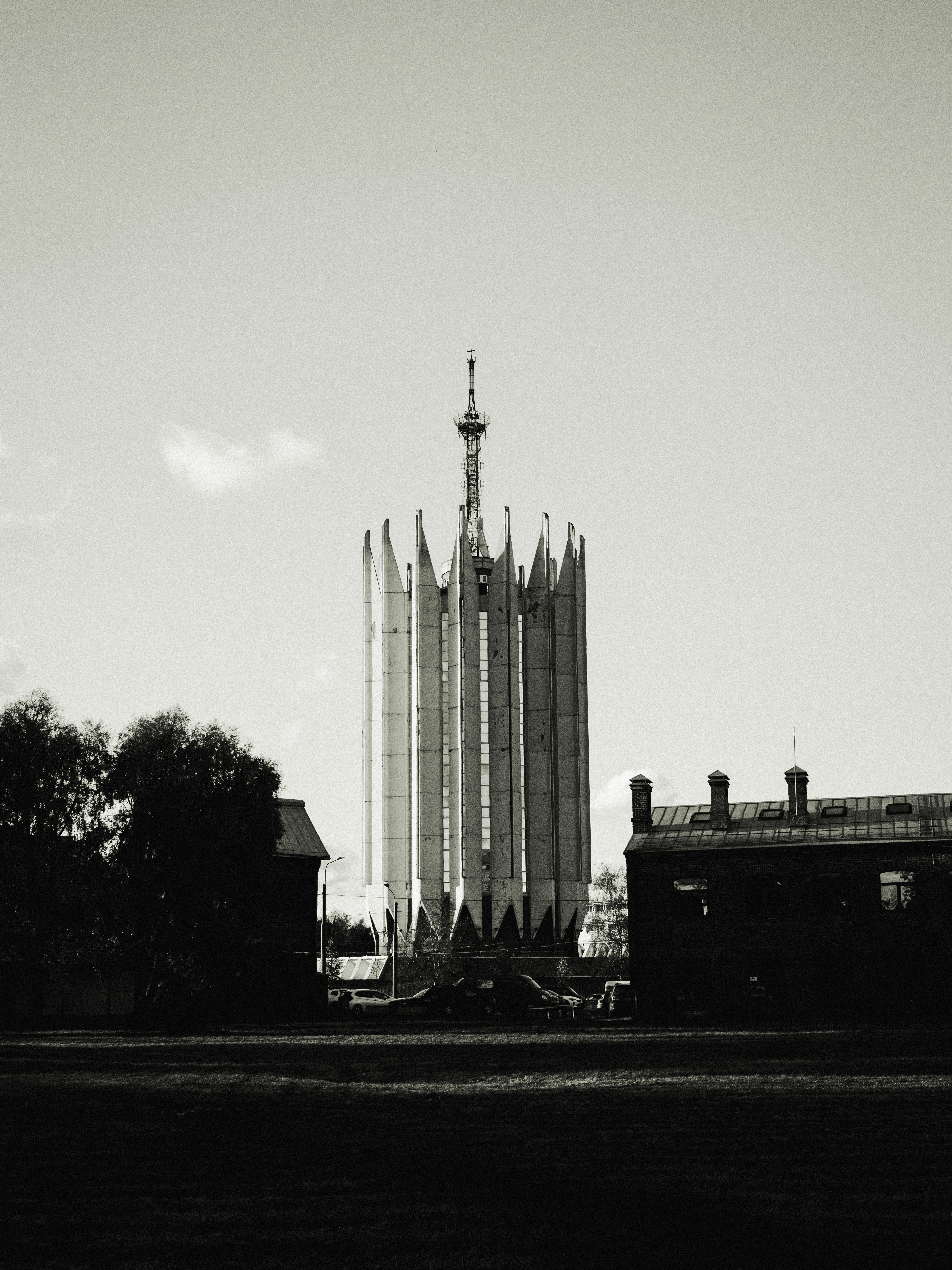 Estructura de torre alta y única contra un cielo despejado.