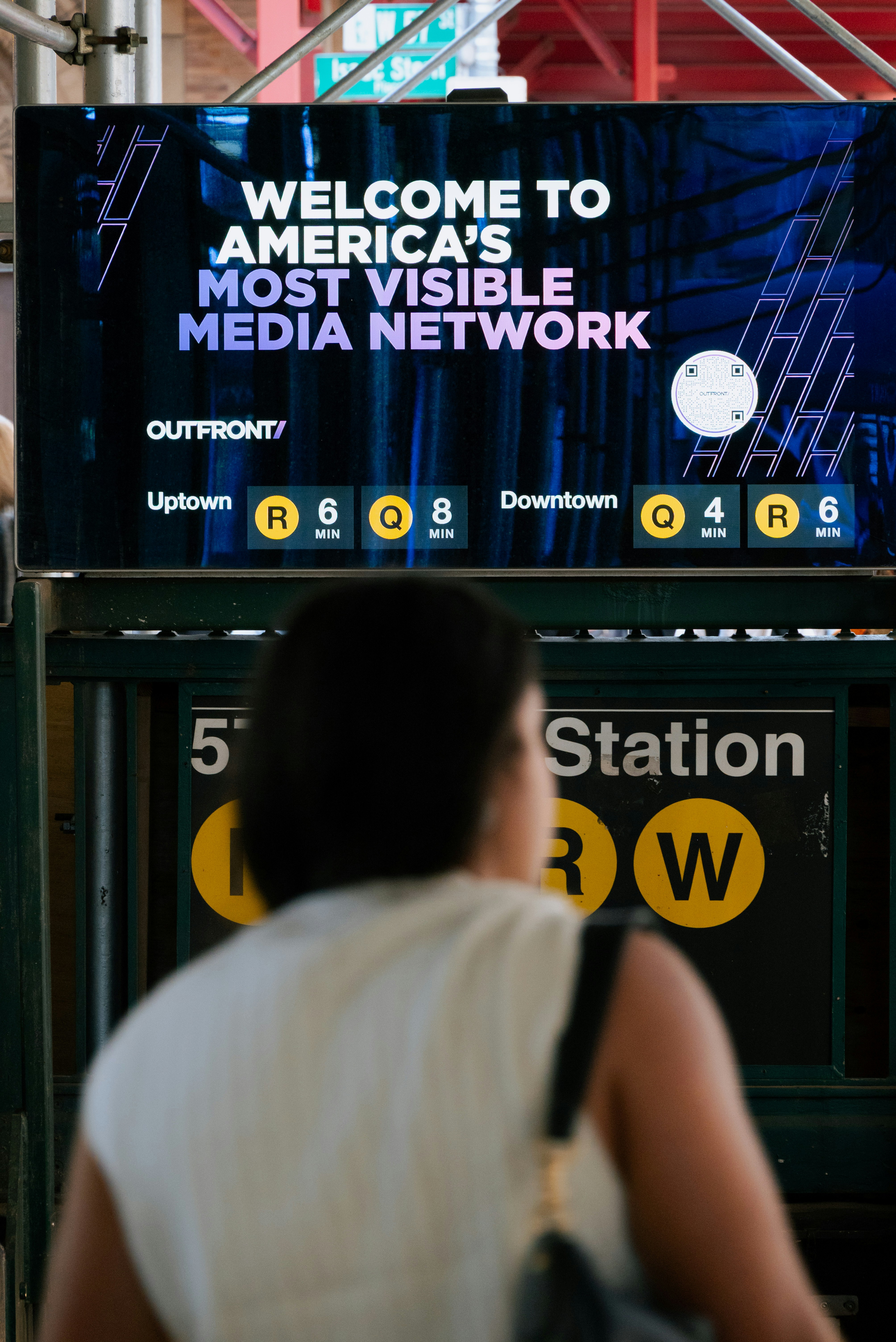 Digital screen displays subway lines and welcome message.