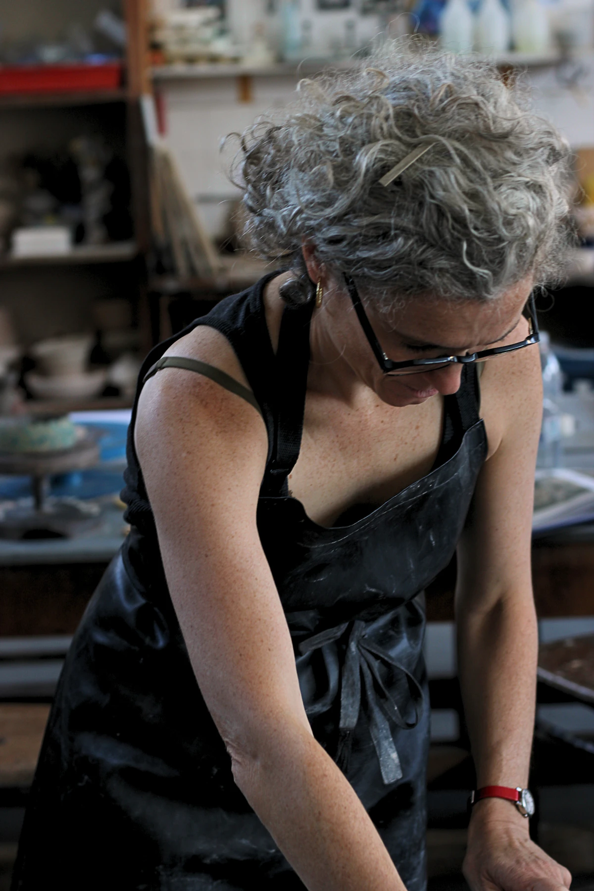 Artisane en tablier au travail dans son atelier