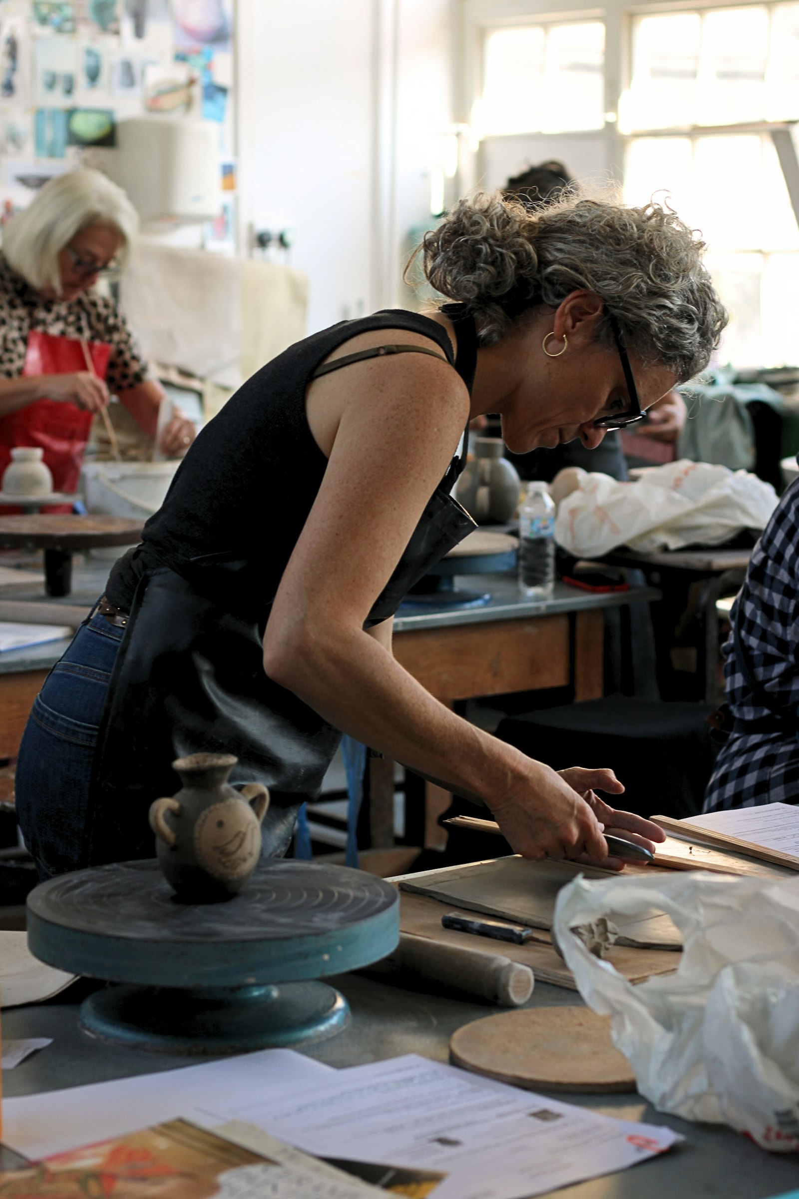Une potière à son tour, dans un atelier lumineux