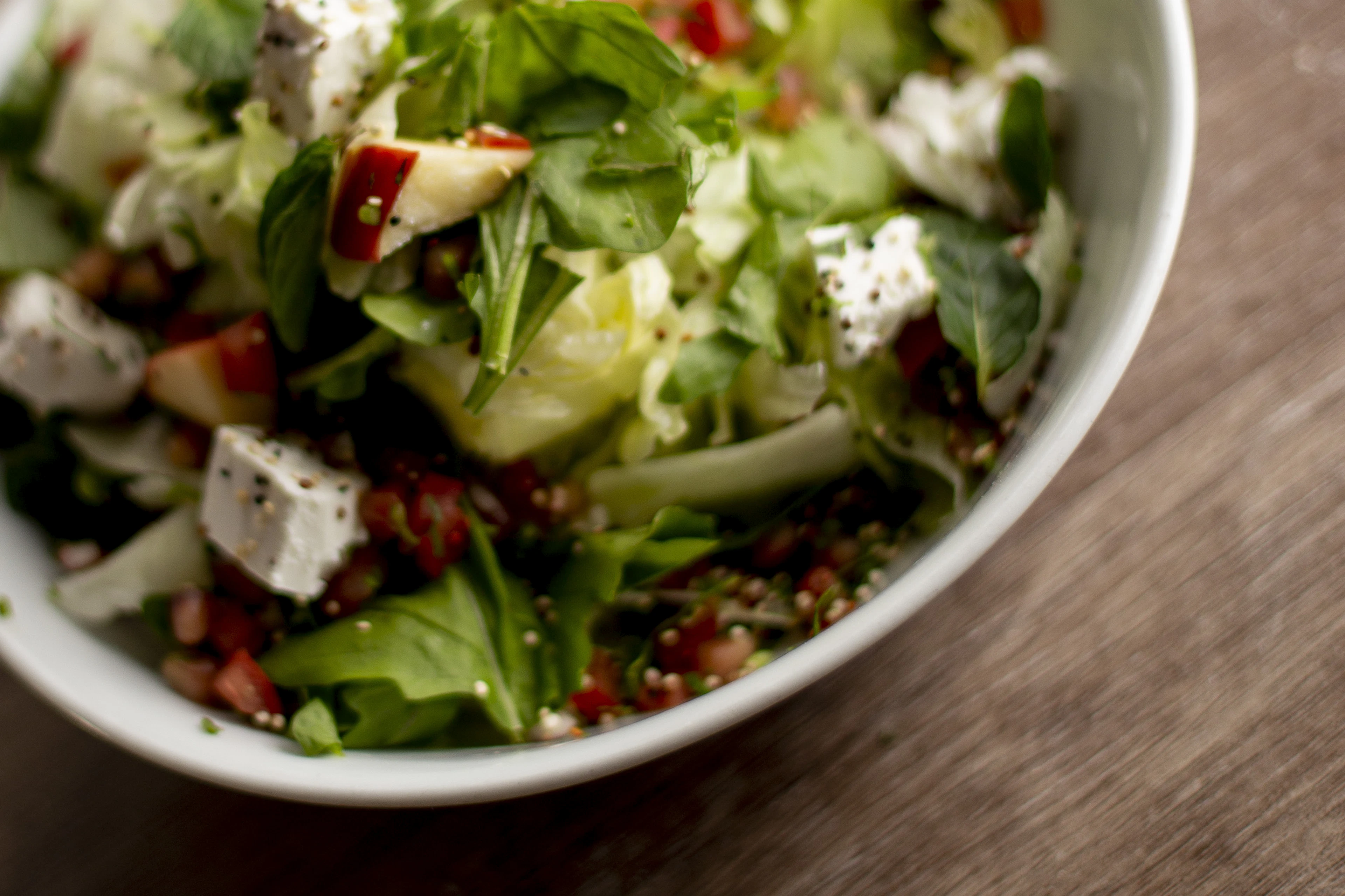 Salade à la feta, à la tomate, au concombre et aux herbes