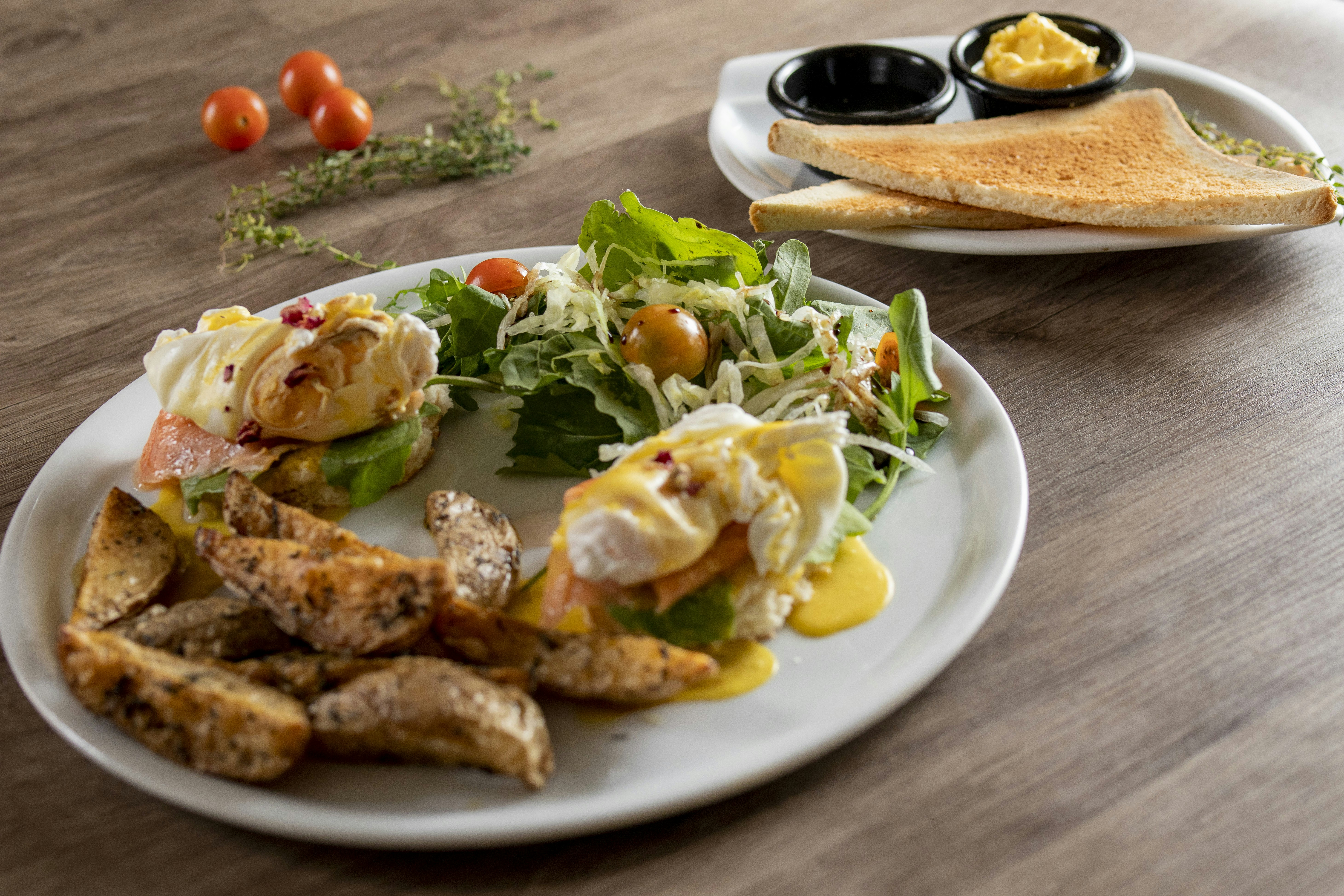 Eggs benedict with potatoes and toast