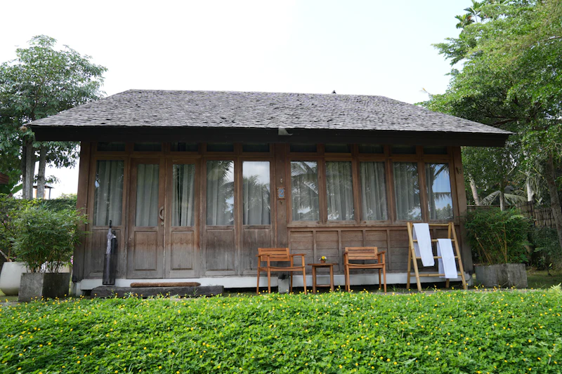 Cabin gỗ với ghế ngoài hiên
