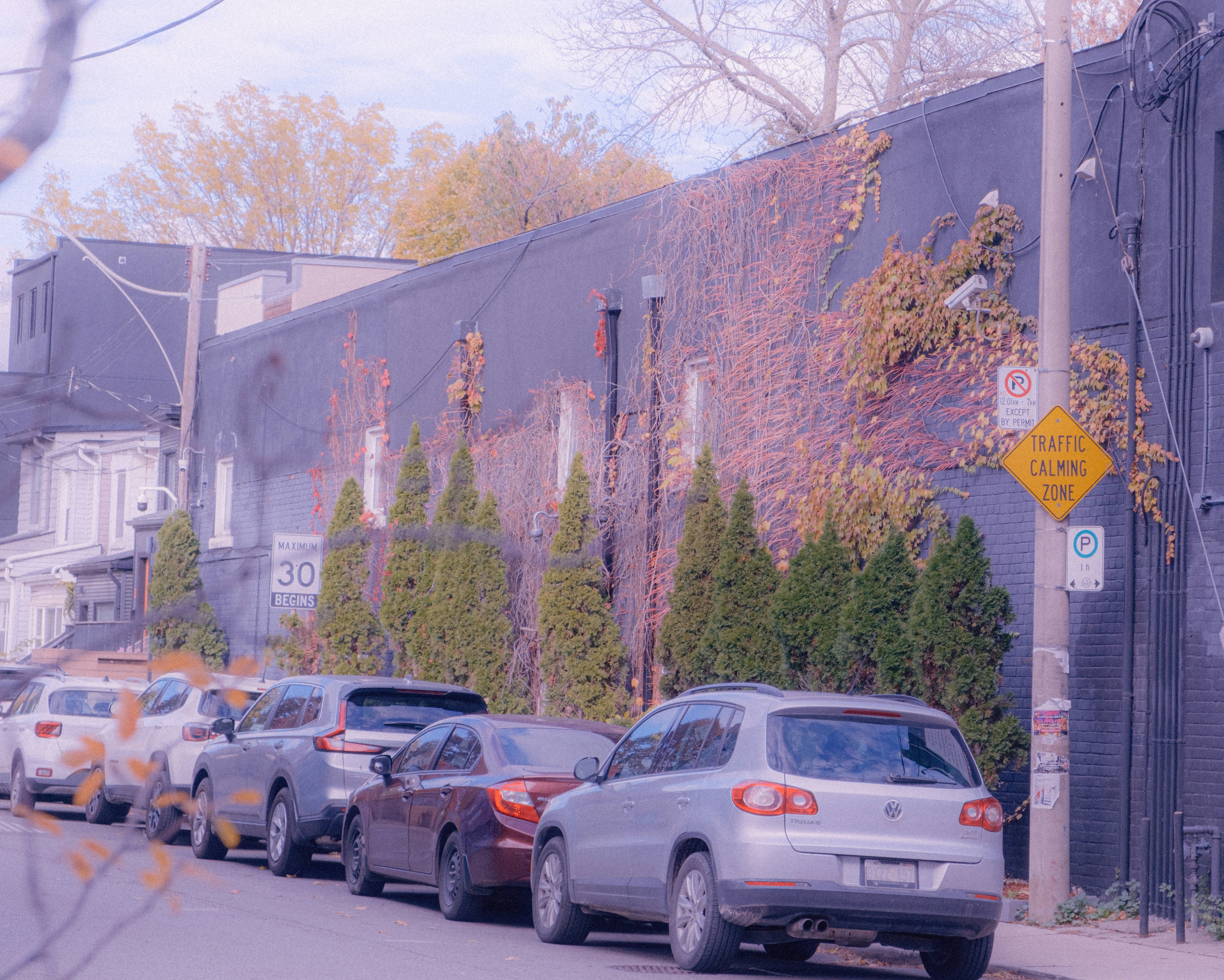 ビルの隣の通りに車が停まっていた。