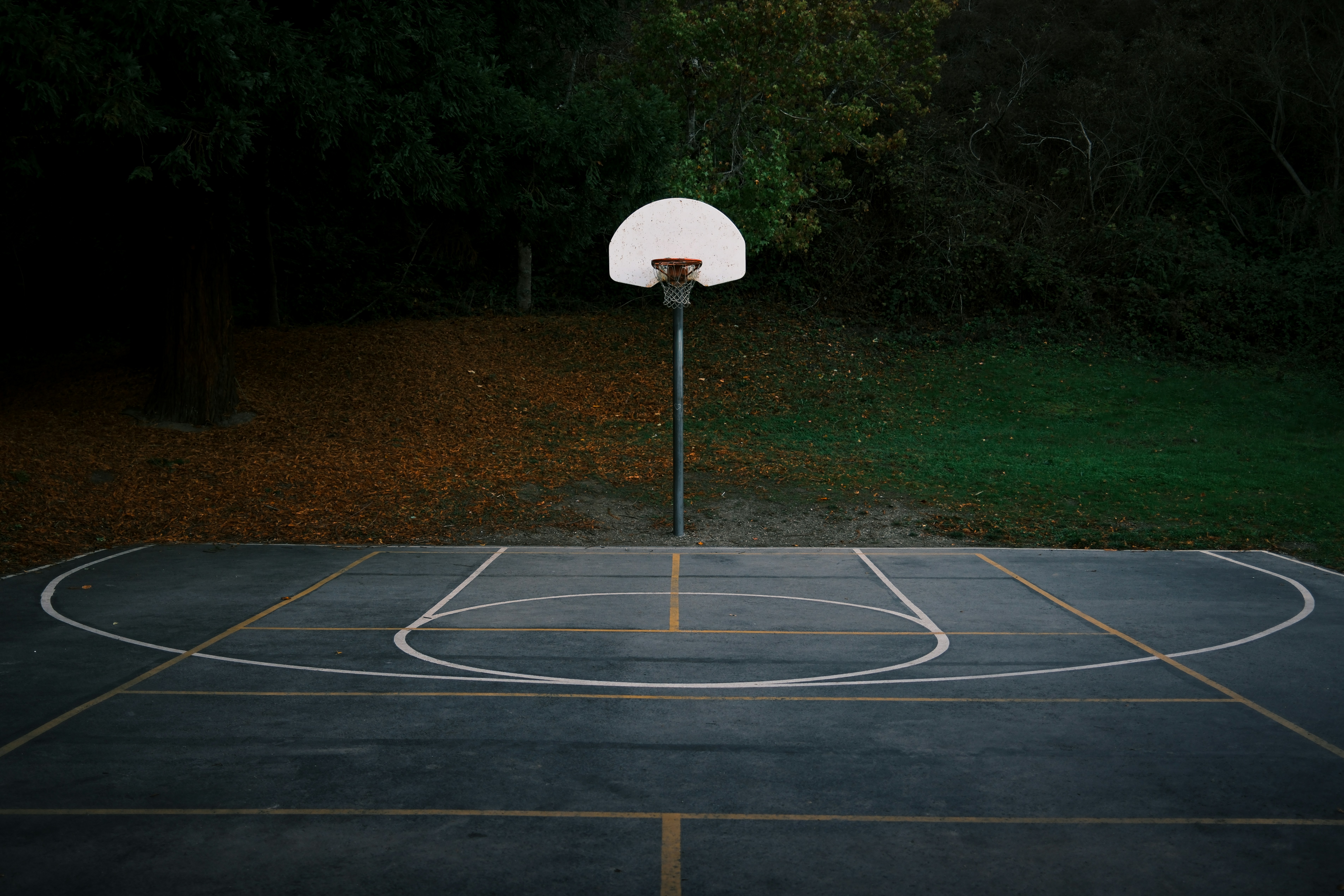 Salto inicial en un partido NBA con estadio lleno