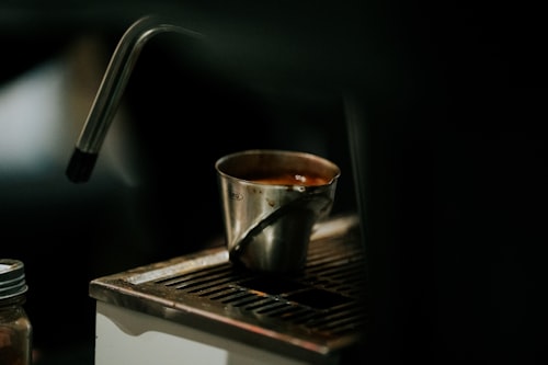 에스프레소 추출 &mdash; 블랙 오피움 특유의 커피향 영감