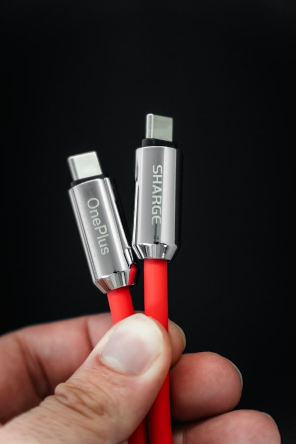 Rote USB-C-Ladekabel in einer Hand gehalten