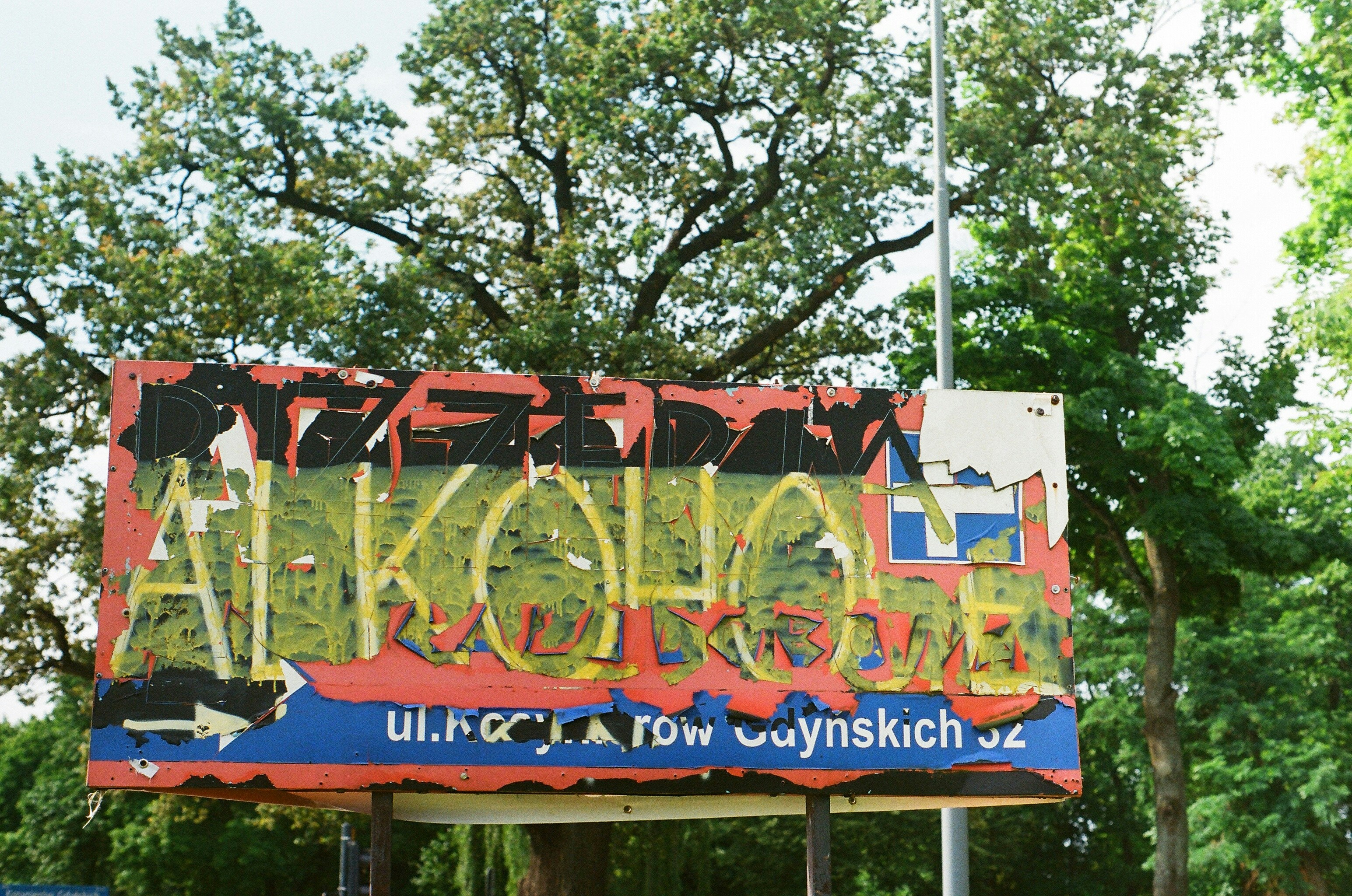 Graffiti covered sign with the word alkohol