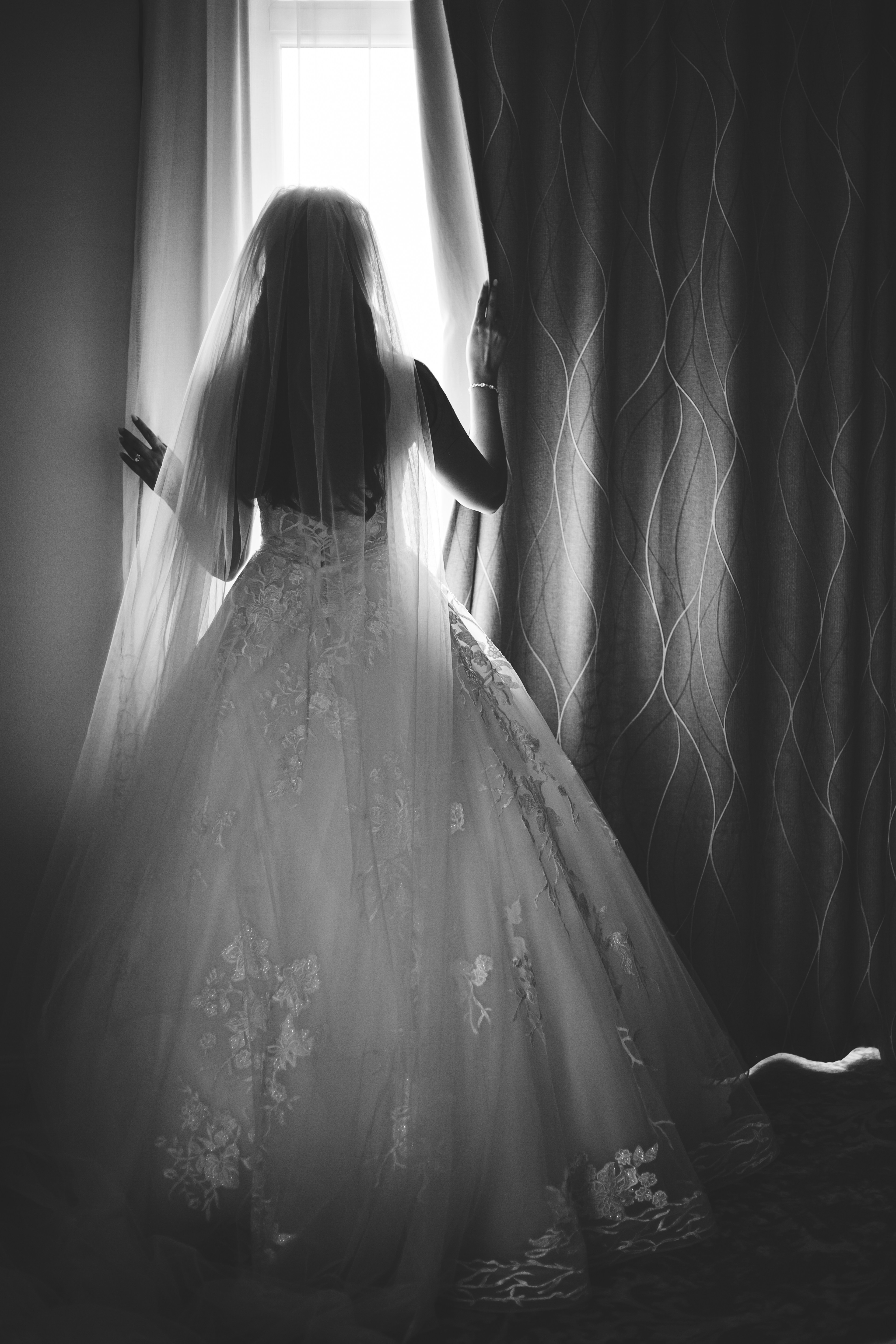 Elegant bridal gown, ilustrasi artikel Your First Wedding Dress Fitting: Essential Tips for Brides-to-Be 6