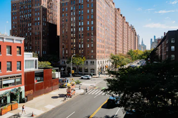 Rua de Manhattan entre edifícios de tijolos