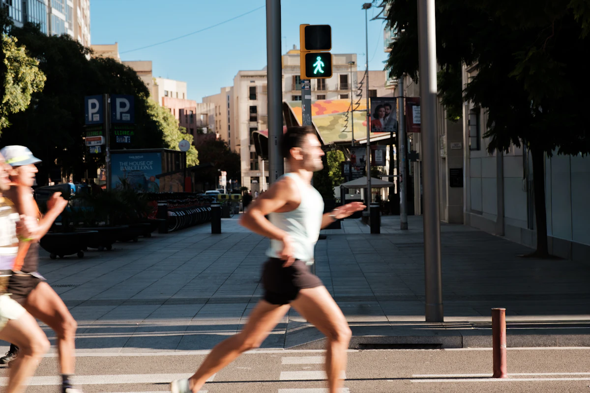 Corredores atravessando rua em cidade