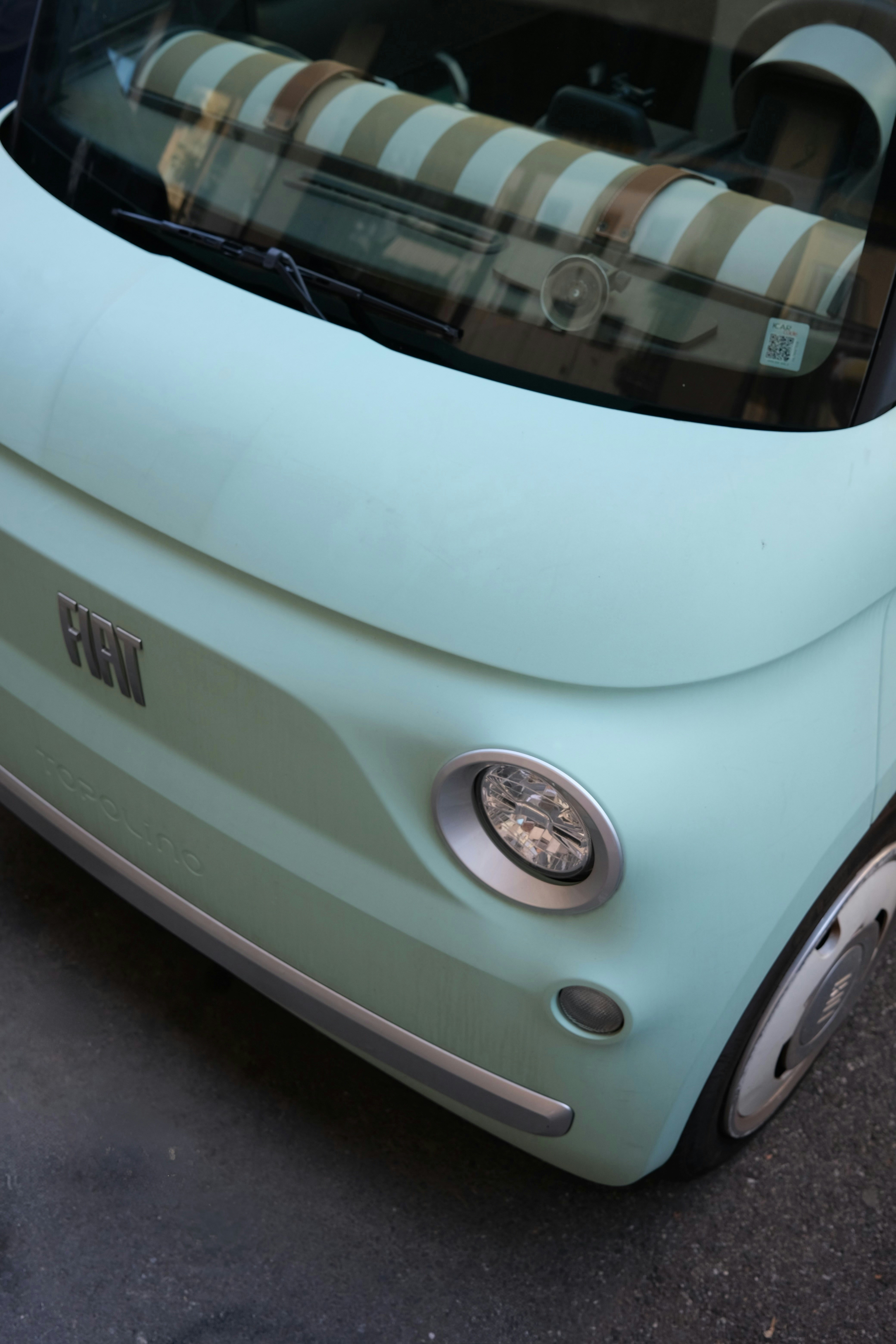 Un'auto d'epoca azzurra con interni a strisce