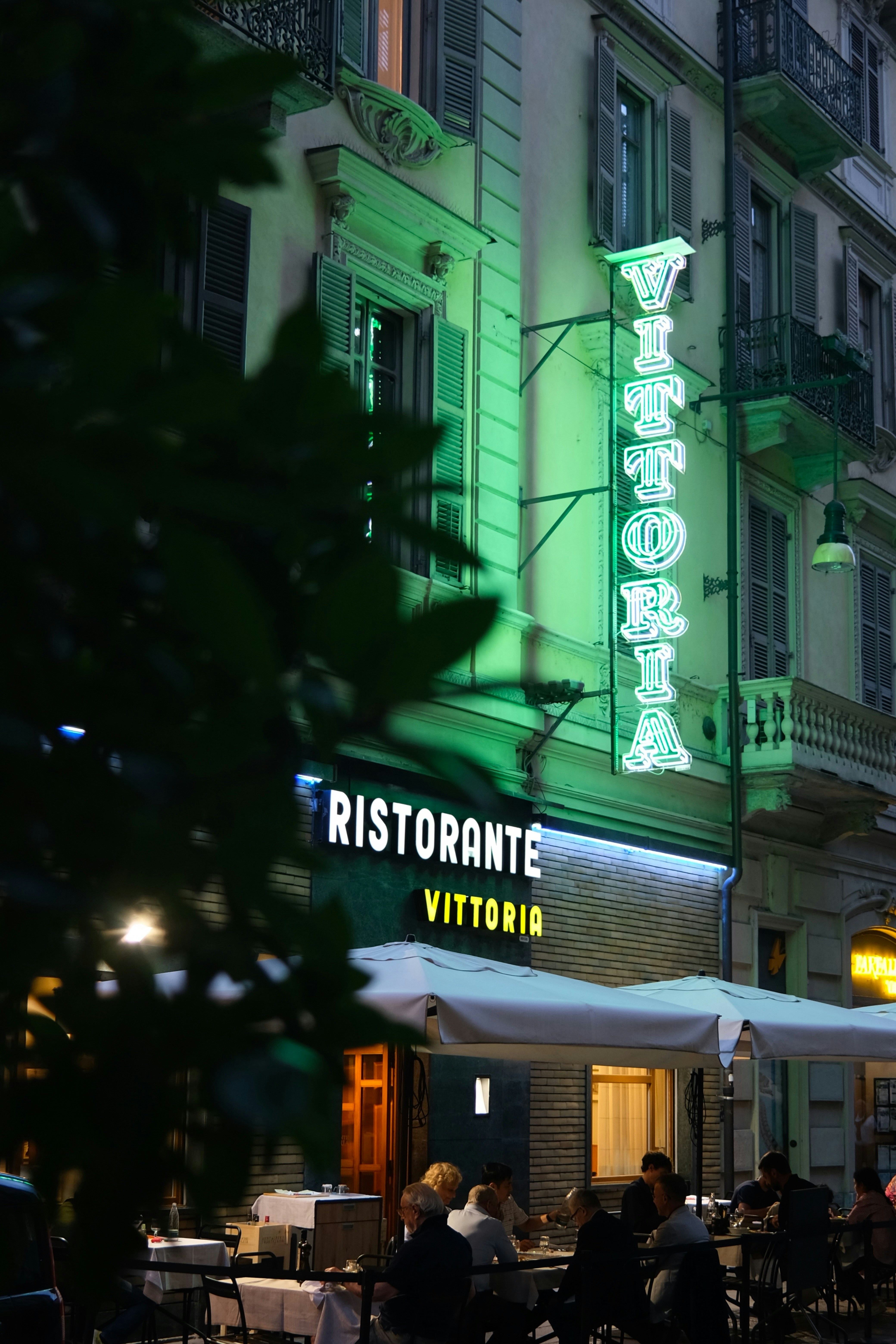 Ristorante vittoria dengan tempat duduk di luar ruangan di malam hari.