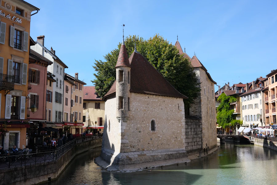 Immeuble médiéval sur canal, vieille ville d'Annecy, France