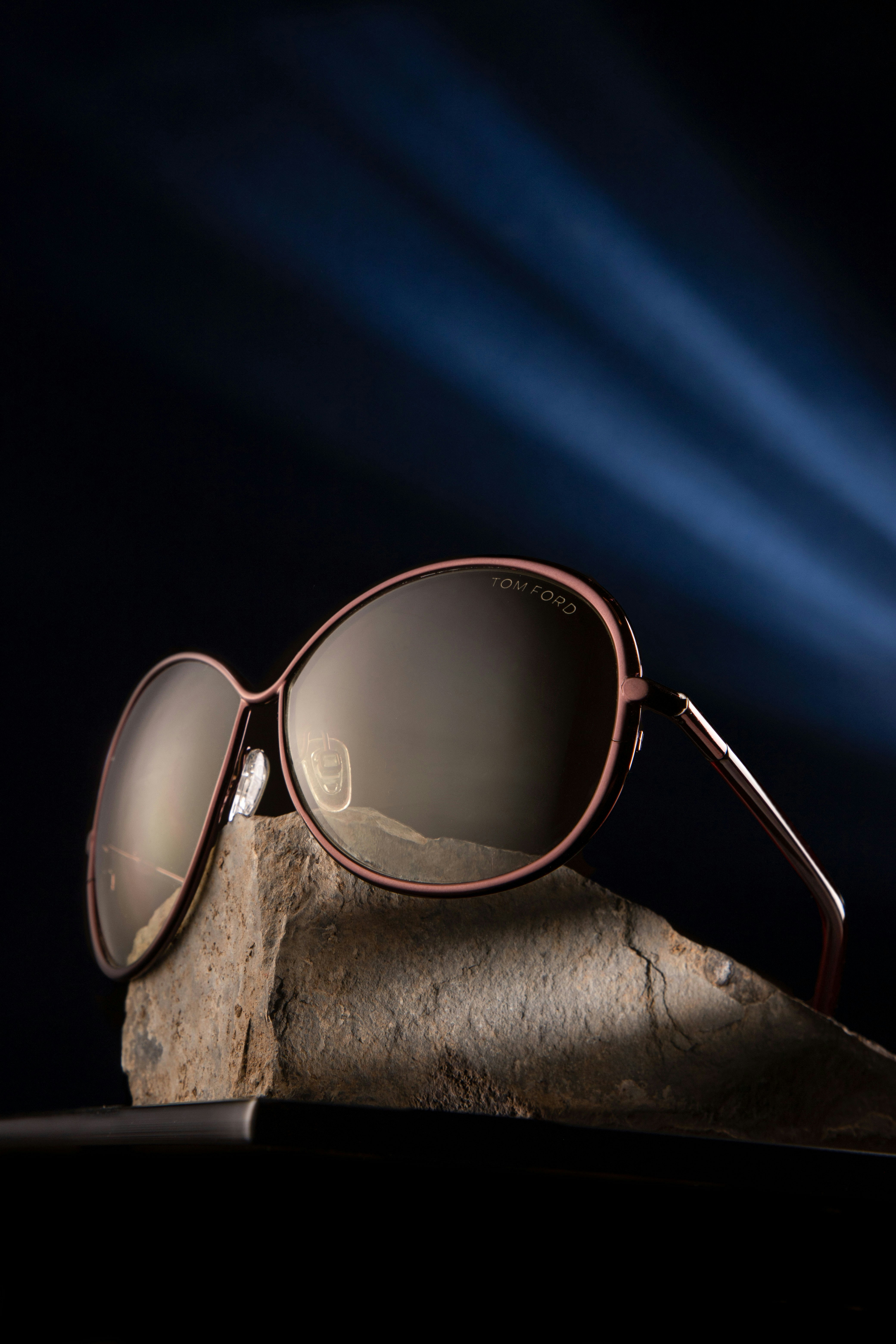 óculos de sol de grife descansando em uma rocha