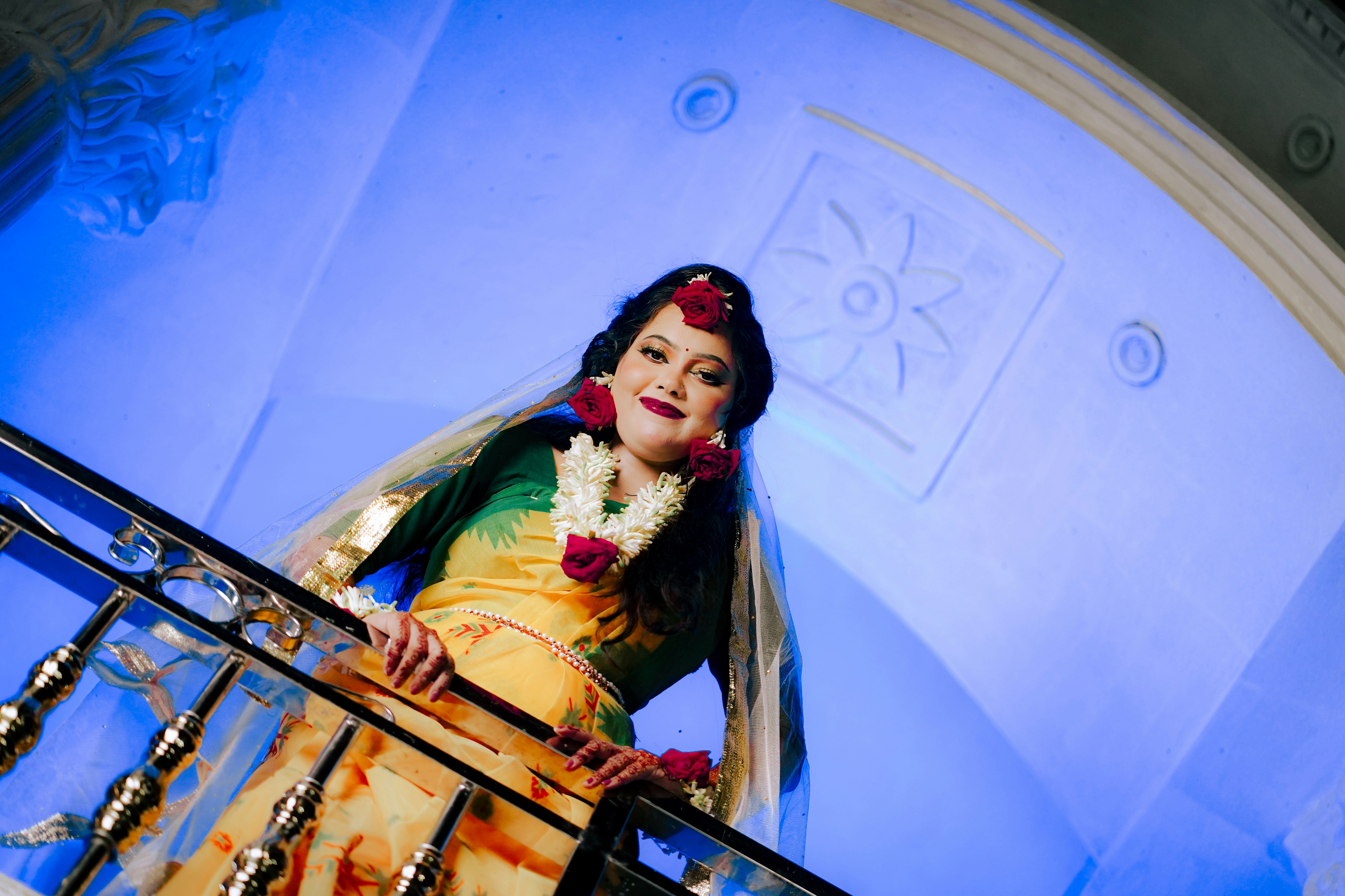 elegant wedding dress wallpaper, ilustrasi artikel 2024 Wedding Dress Trends: What's Hot for Brides 8