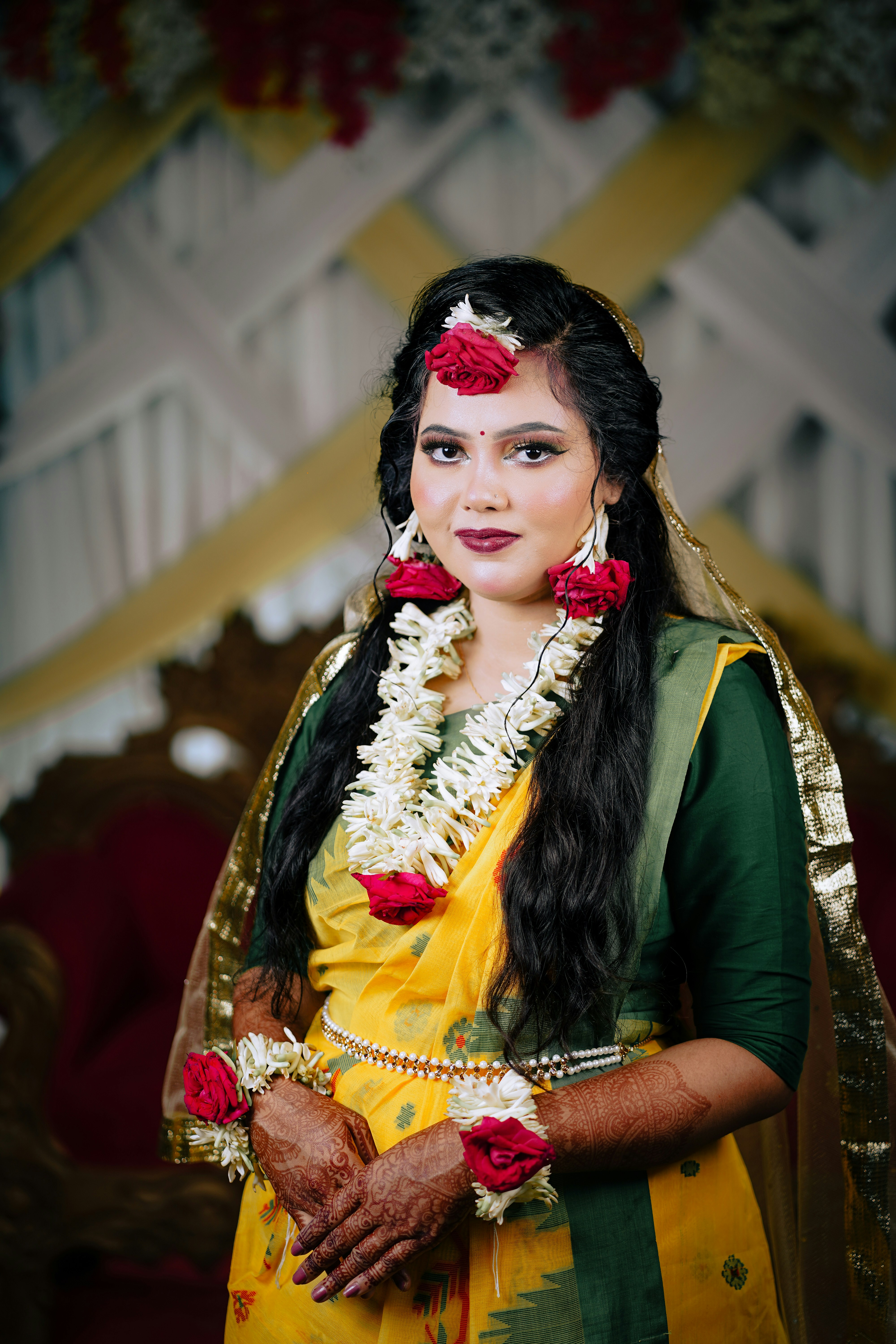 Eine Frau, die mit Blumen und Schmuck geschmückt ist