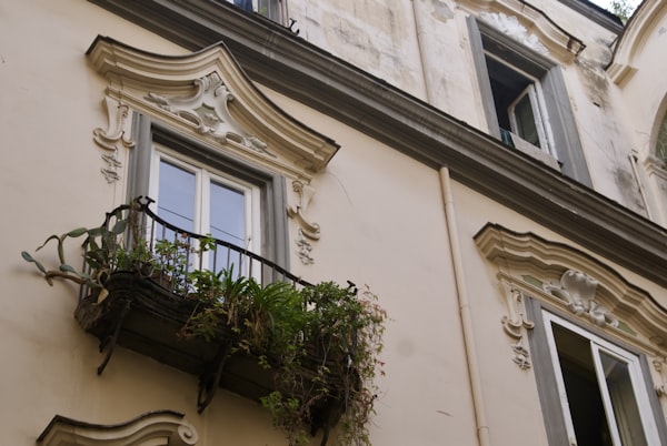 Balkon z zielenią i detalami balustrady