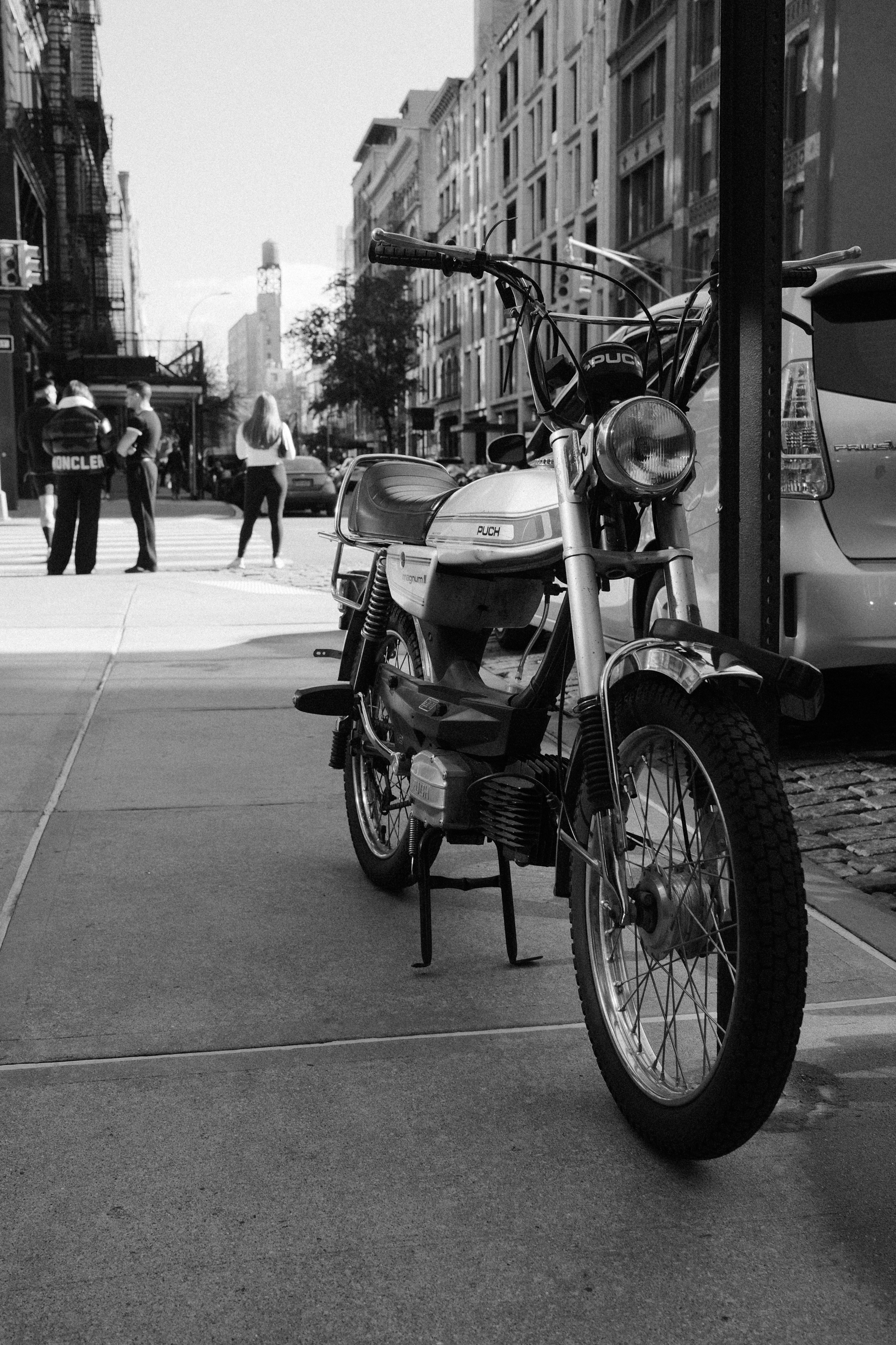 Motocicleta vintage estacionada em uma calçada da cidade.