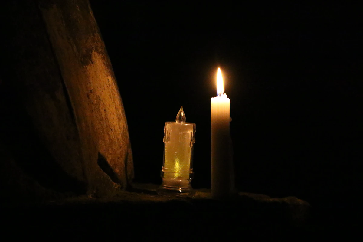 Свічка під час відключення світла ввечері
