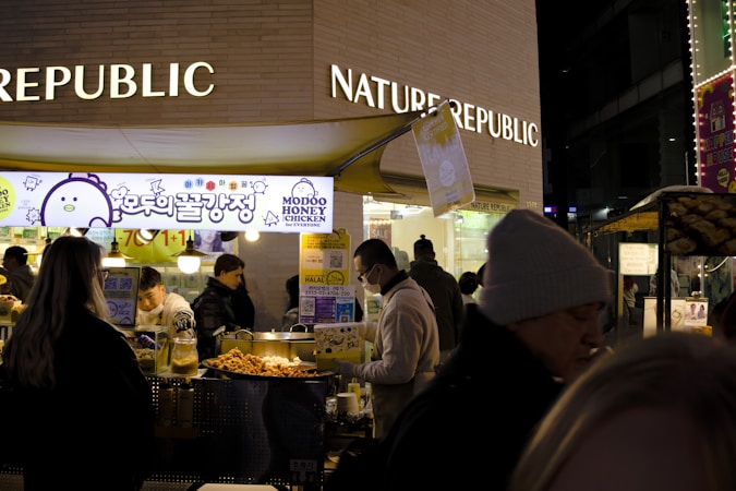 Chợ Namdaemun Seoul với vô số quầy hàng ăn vặt