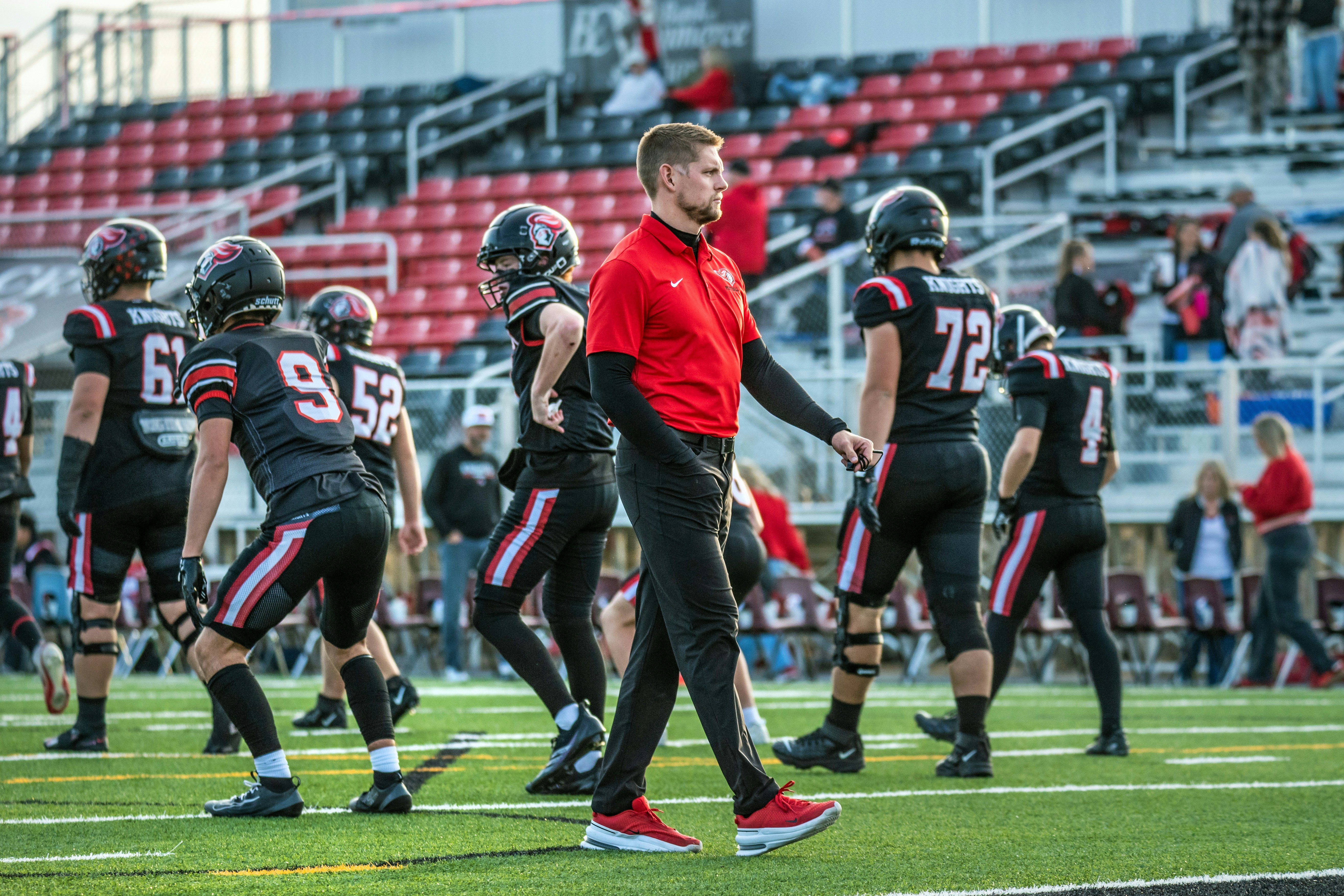 Apostador revisando su presupuesto y registro de apuestas en una libreta