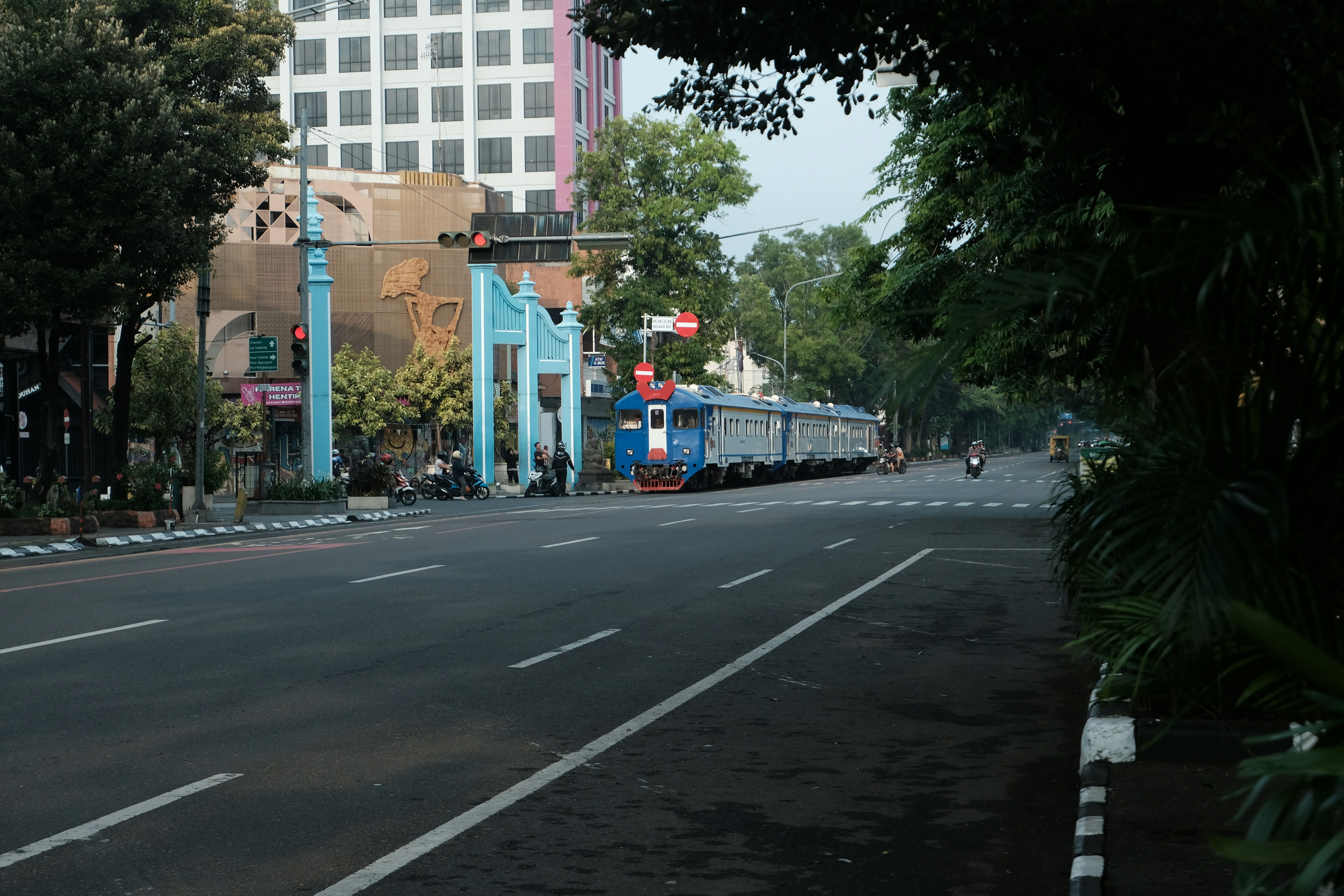 Eine Stadtstraße mit Gebäuden und Bäumen