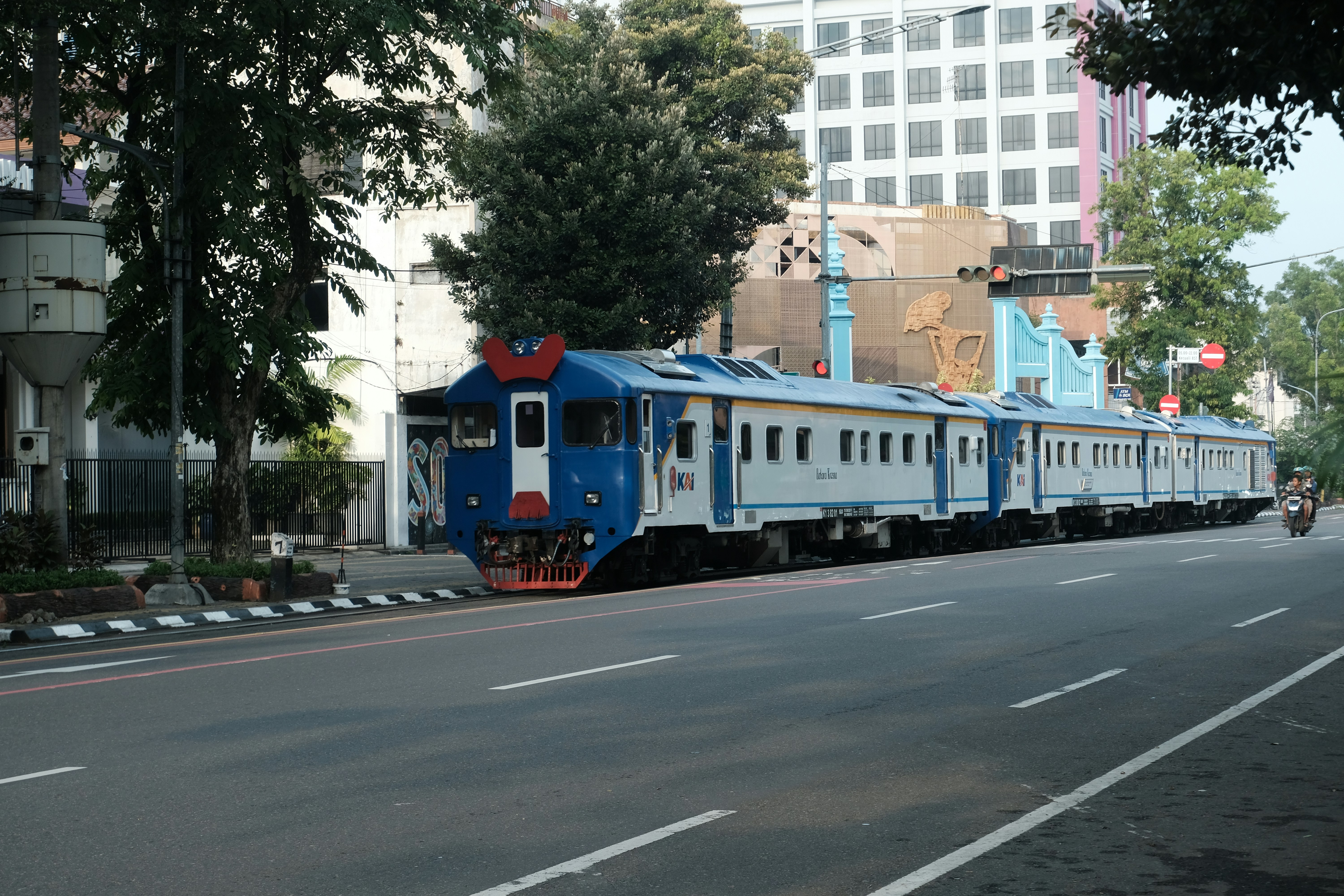 Blau-weißer Zug auf einer Straße in der Stadt