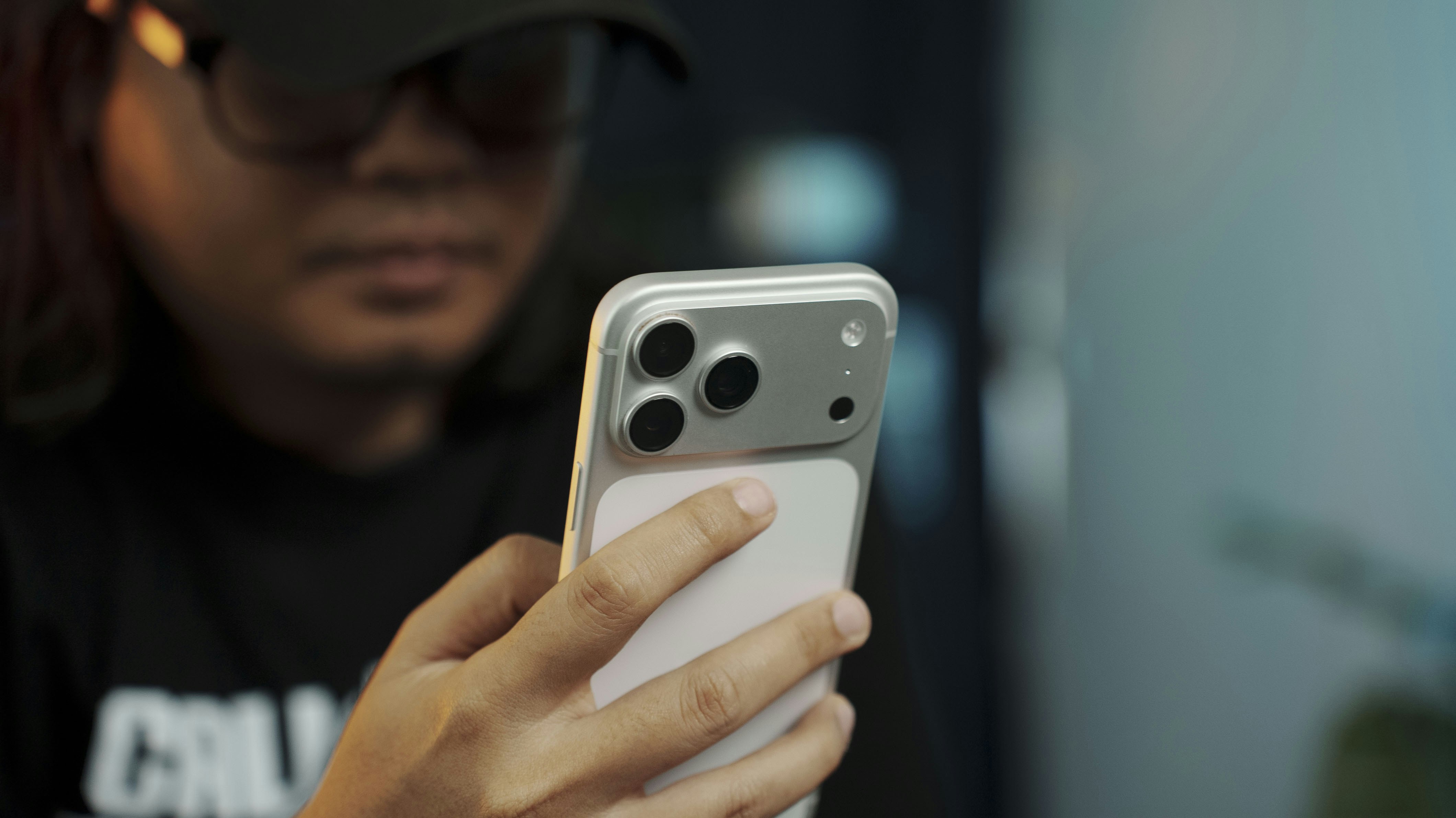 how does deepseeks r1 model handle outofdistribution inputs