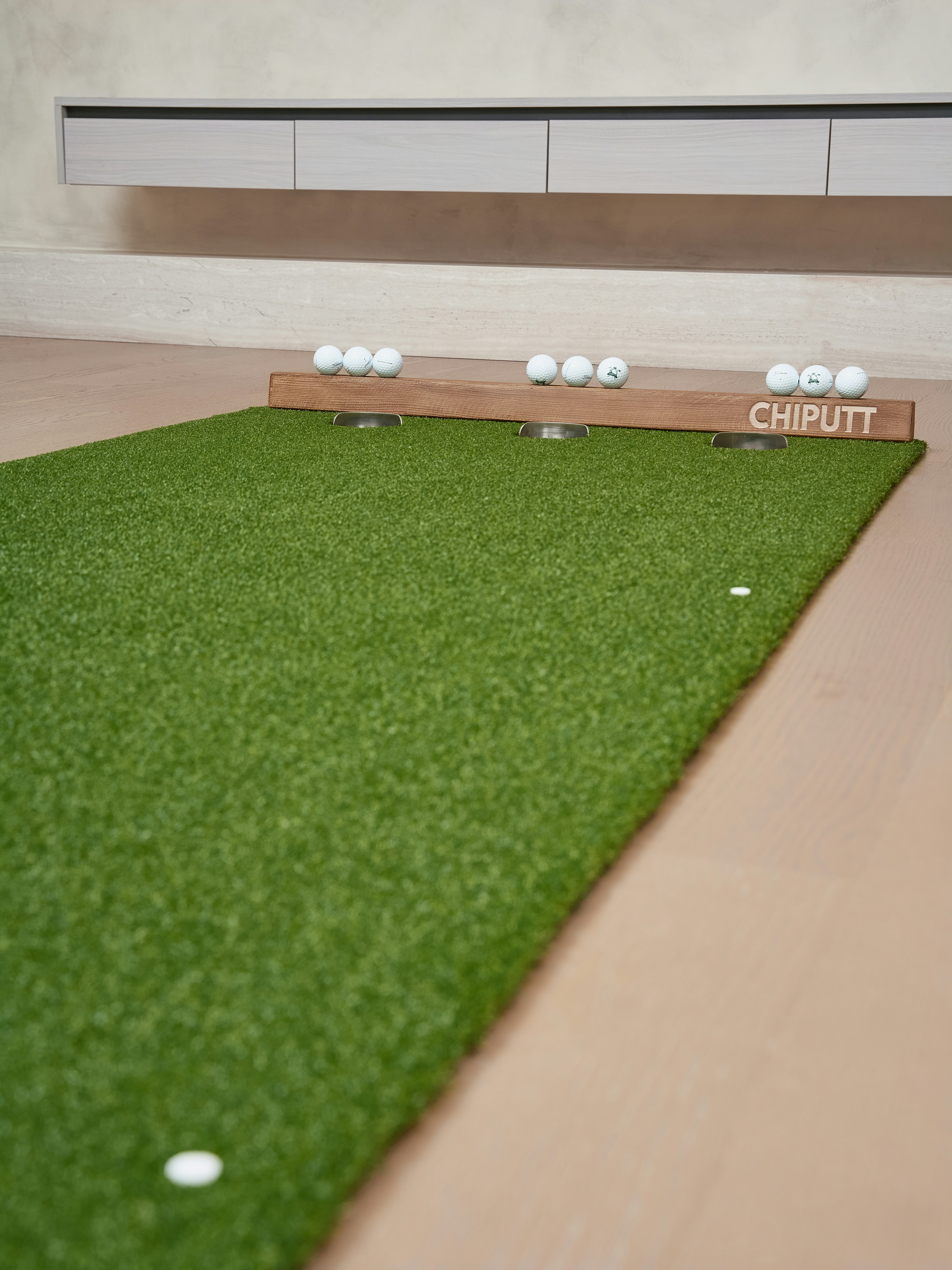 Golf chipping practice area with balls on-screen targets.