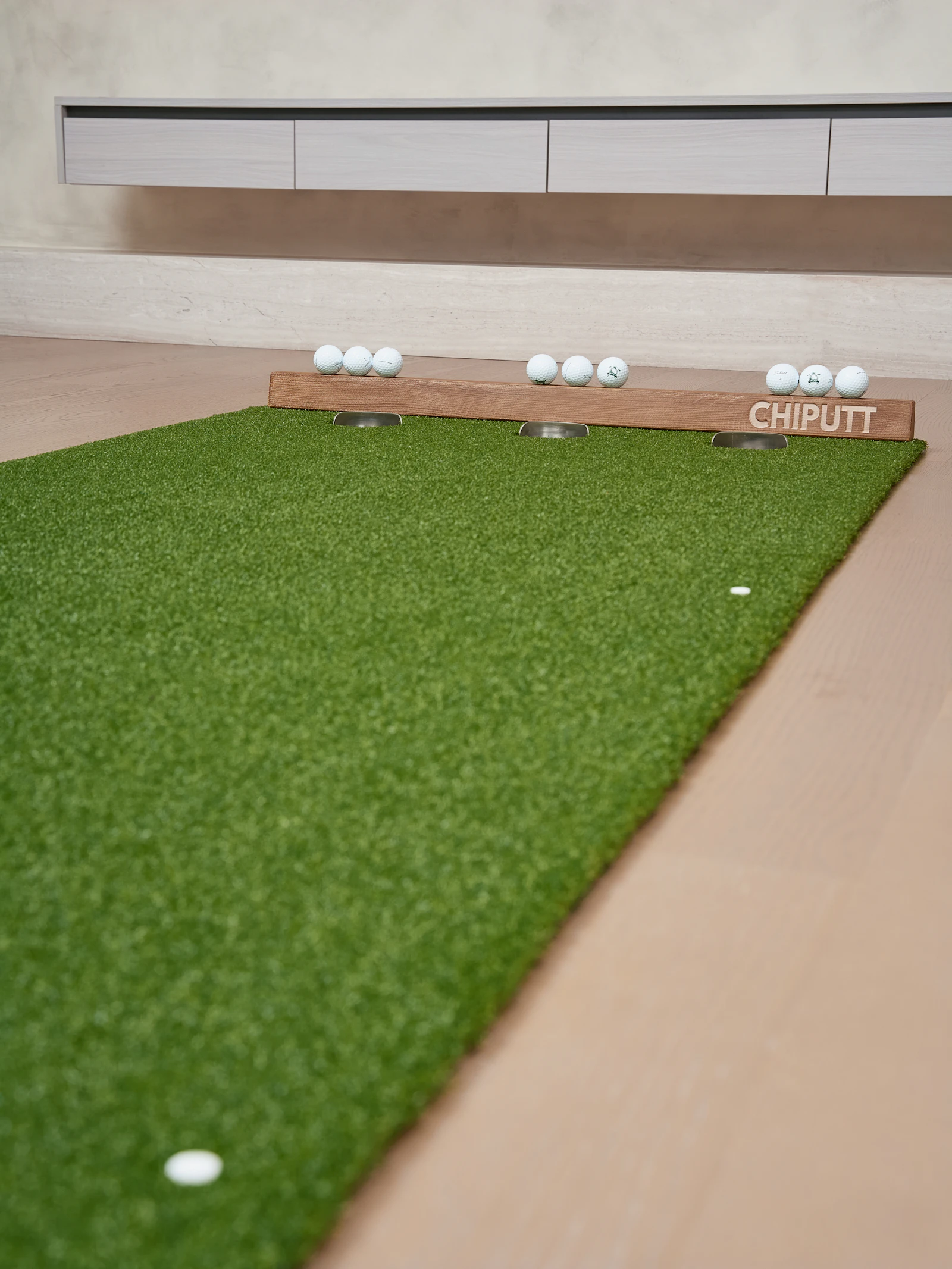 Indoor chipping and putting mat setup in a home practice space