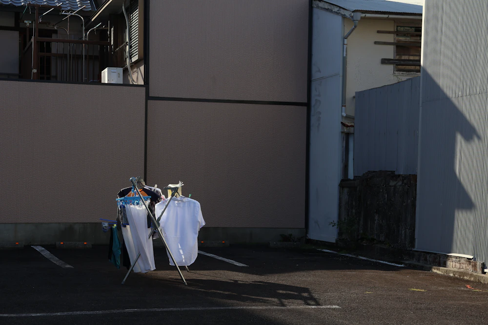 物干しに掛けられたシャツと衣類