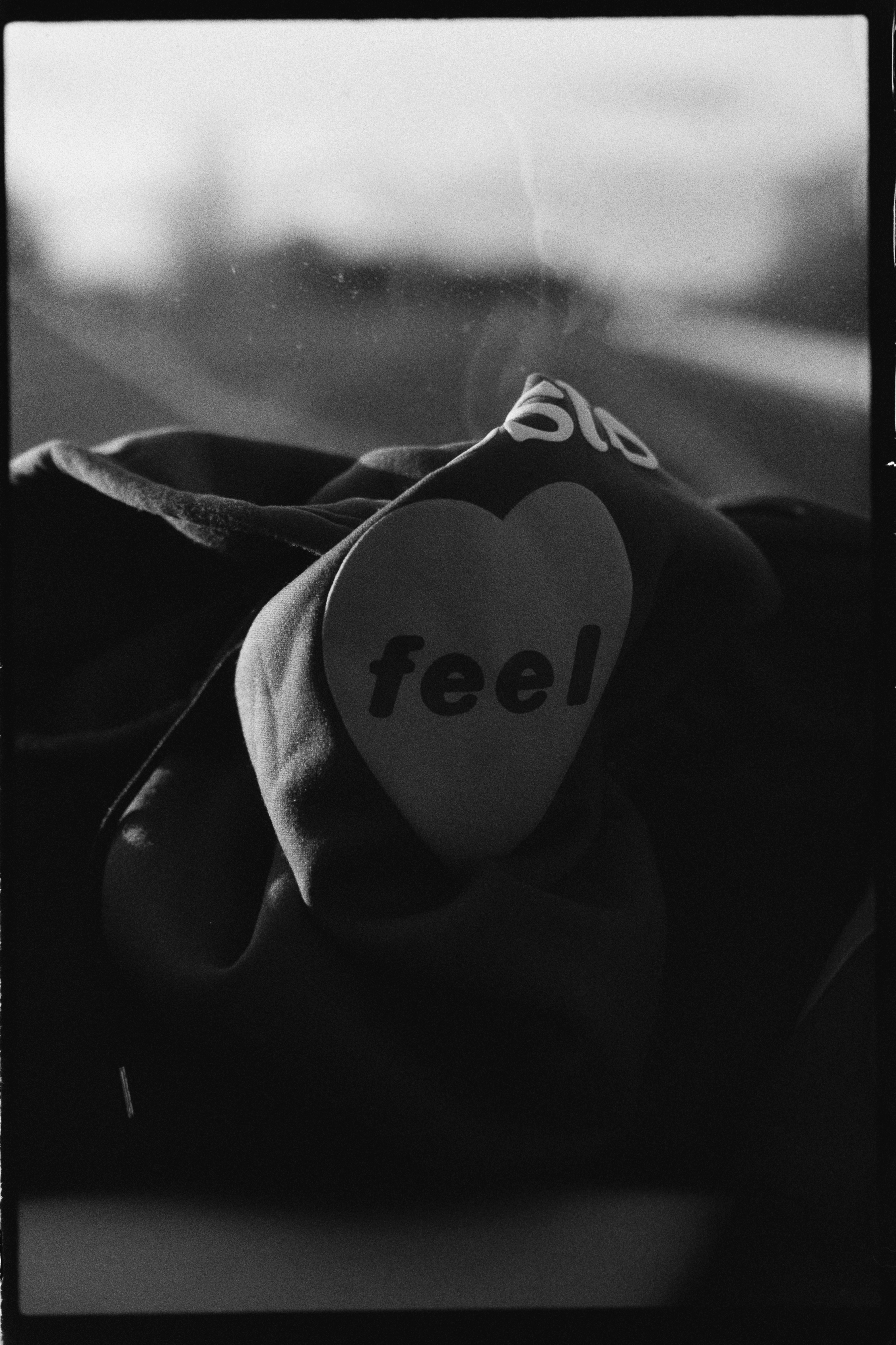 Black and white heart with 'feel' text.