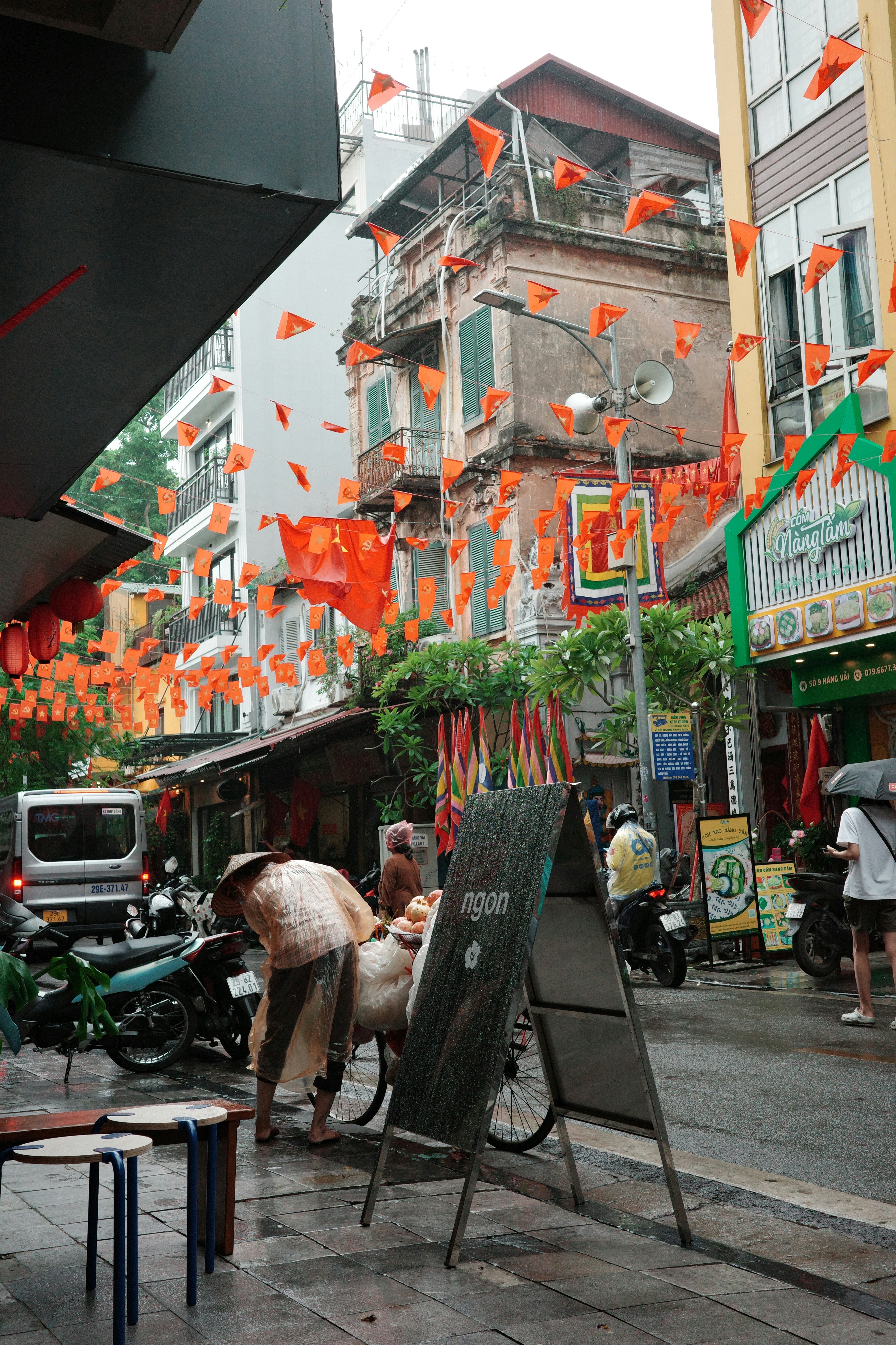 The Old Quarter: Which Streets to Walk and When