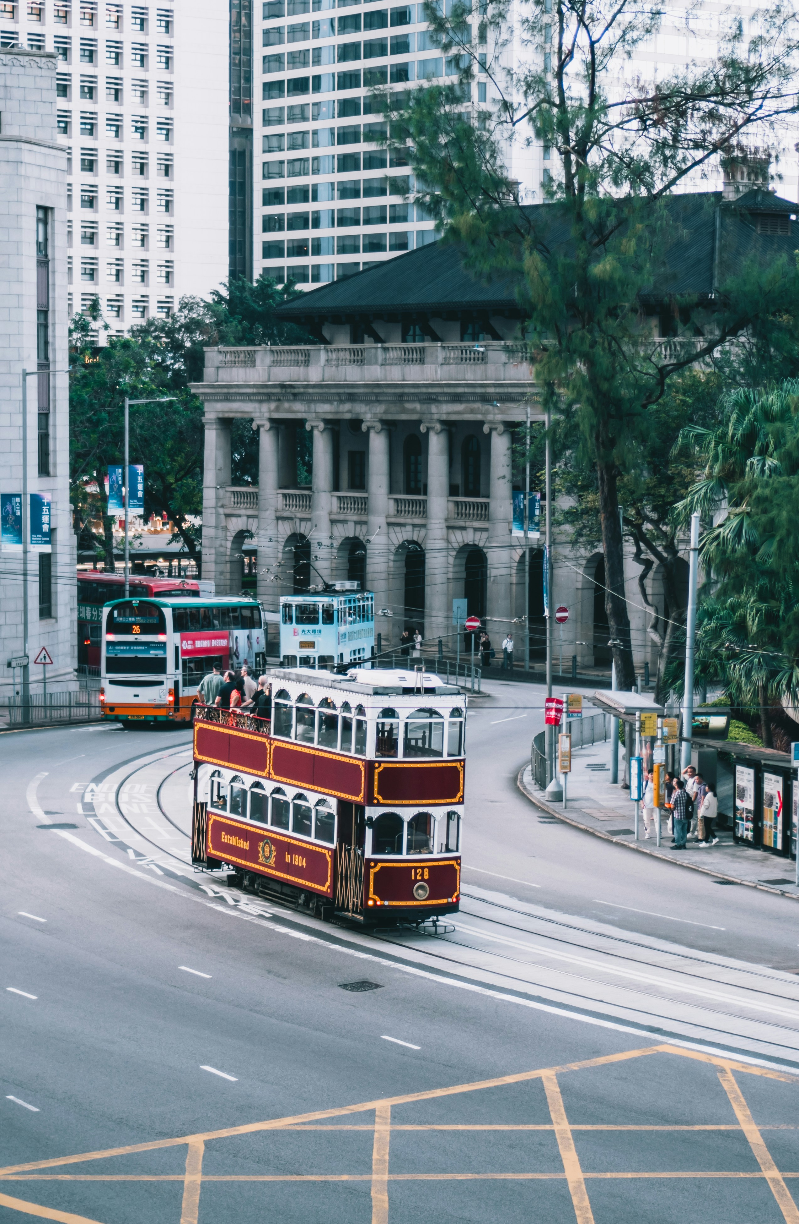Eine rote Doppeldecker-Straßenbahn auf einer Straße in der Stadt.