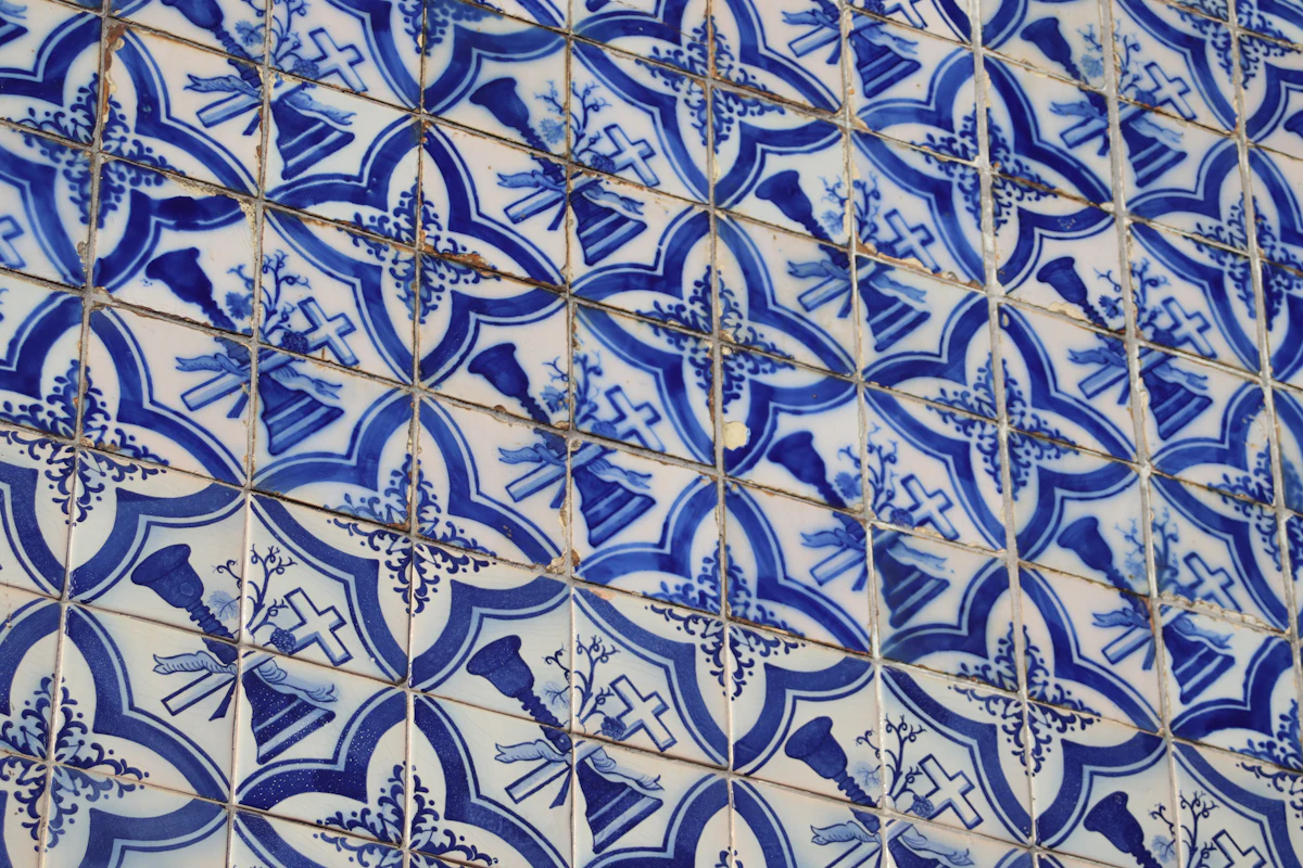 Blauw-witte azulejo-tegels met een sierlijk patroon