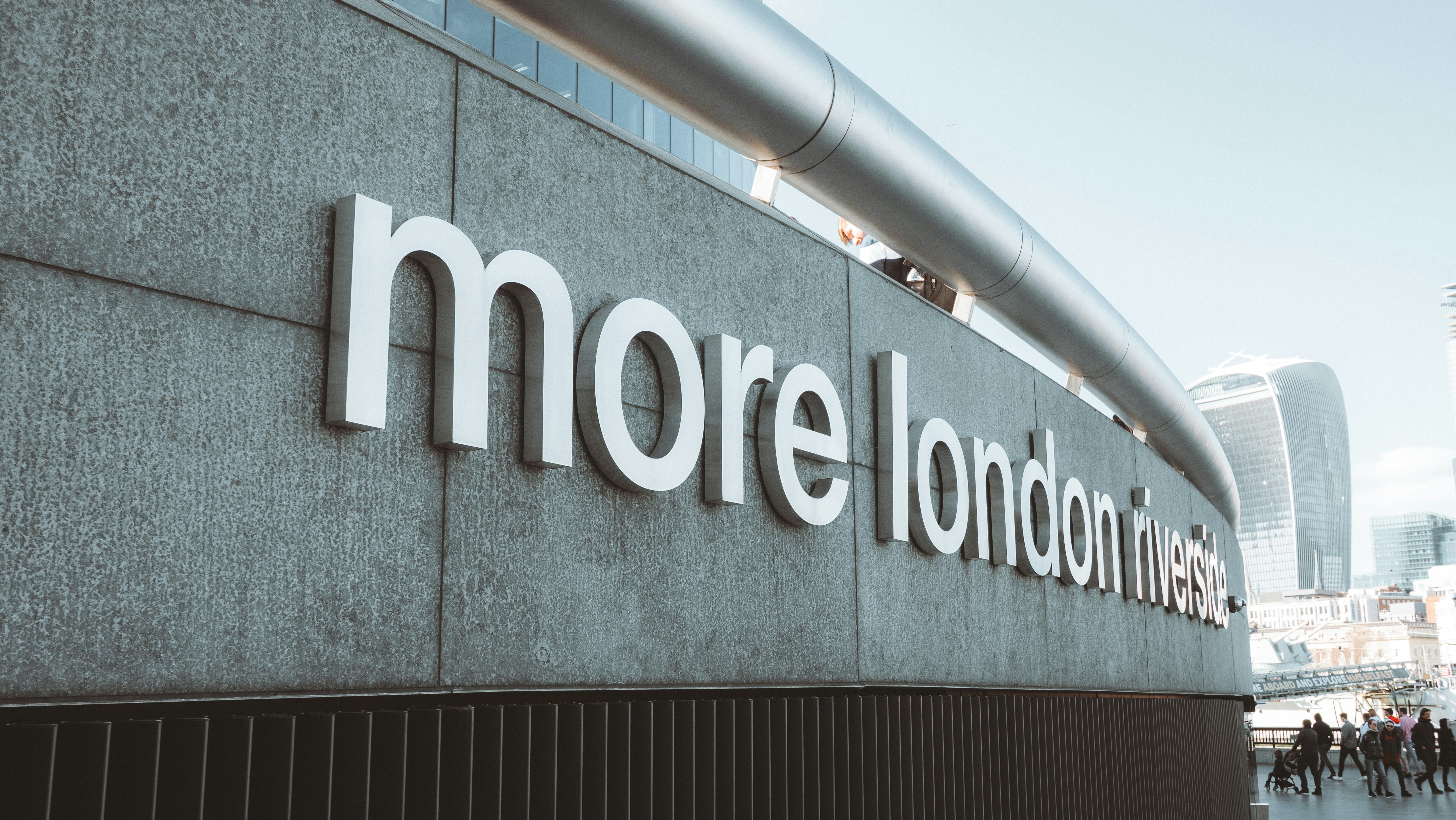 Più edificio lungo il fiume di Londra con lo skyline della città