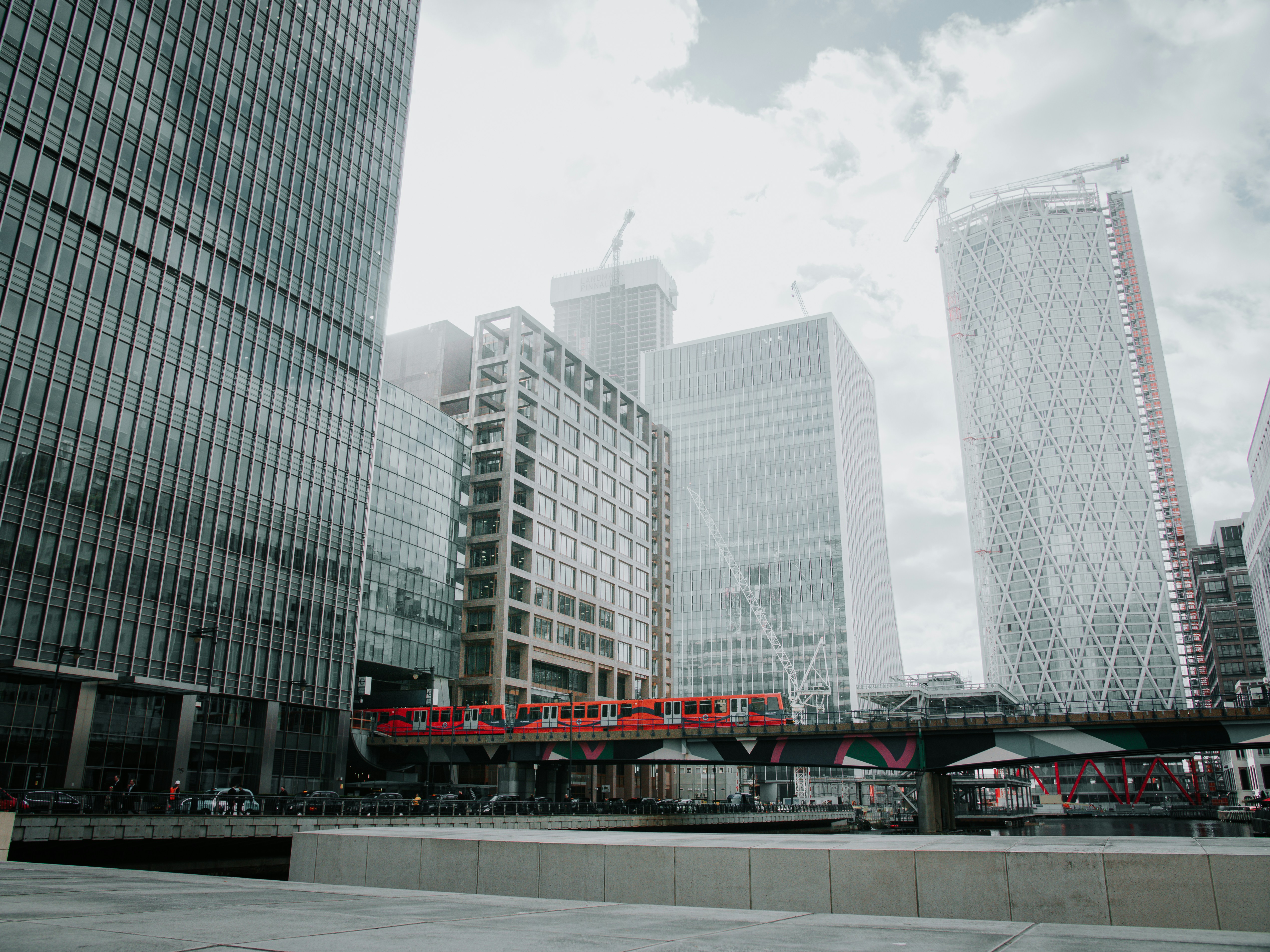 Londra'nın finans merkezi City of London'da modern gökdelenler önünde profesyonel bir iş insanı ve kariyer fırsatlarını simgeleyen şehir manzarası.