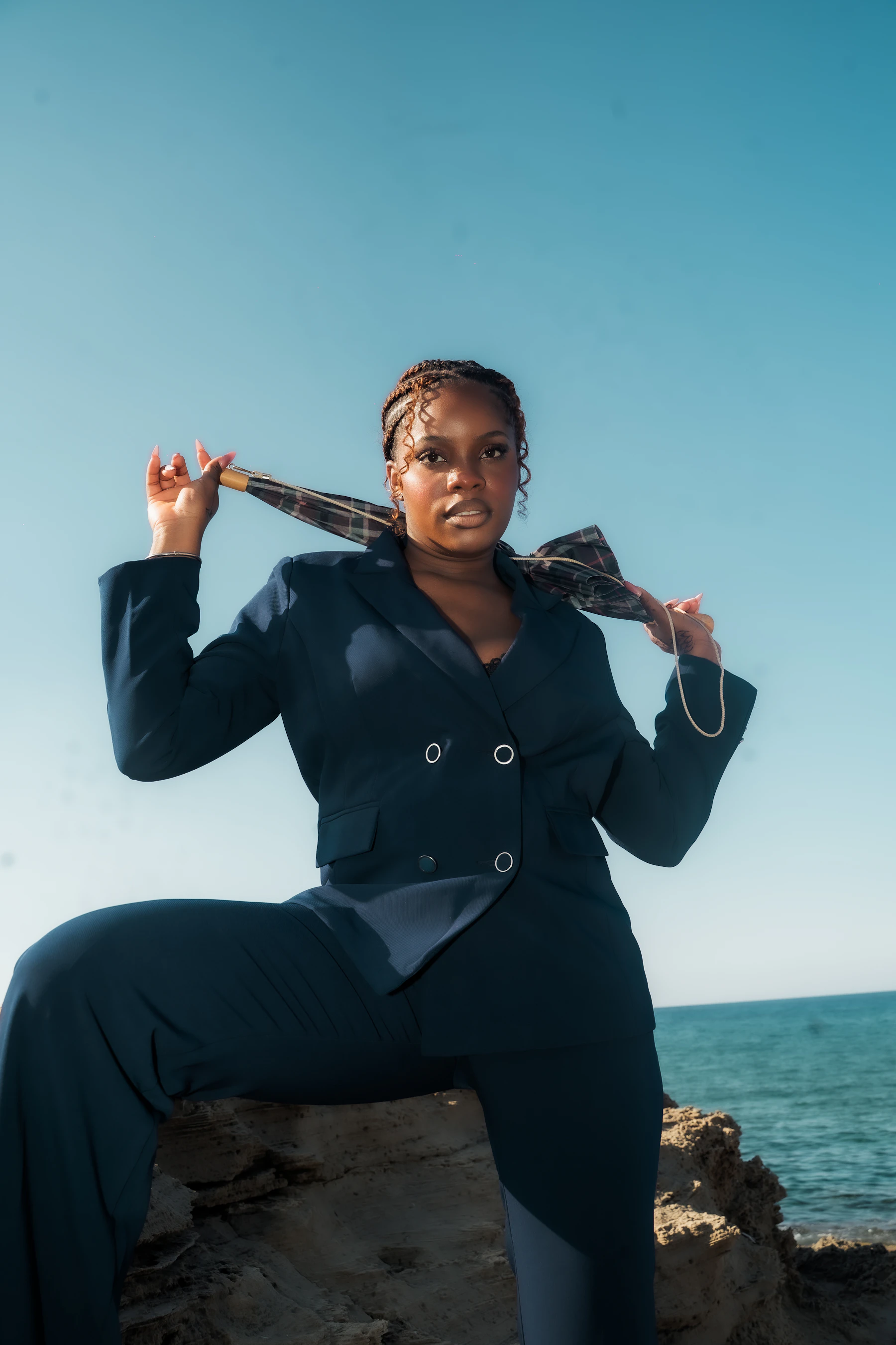 Mujer junto al mar con collar — imagen editorial de referencia
