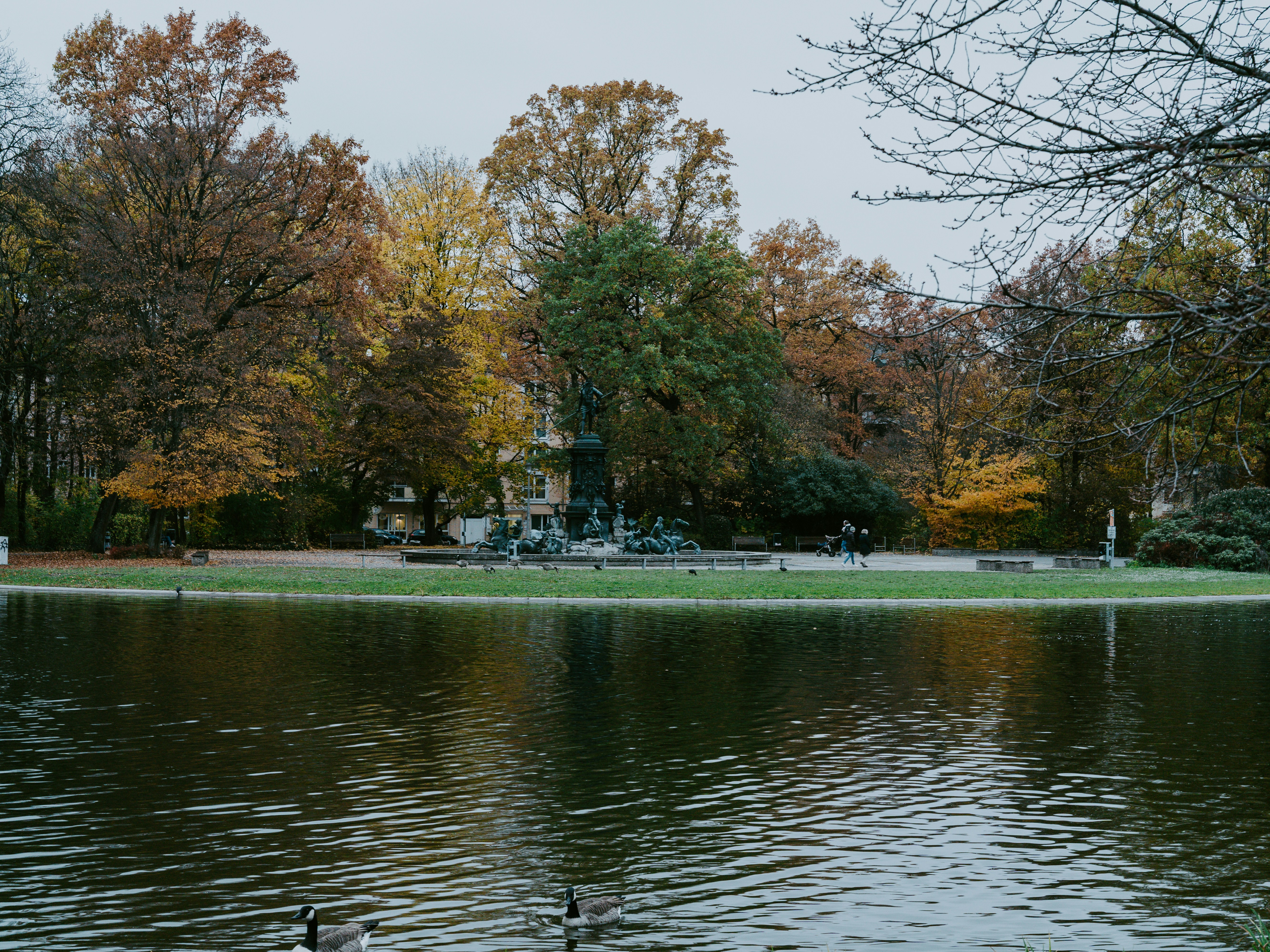 Herbstpark mit bunten Bäumen und einem Teich